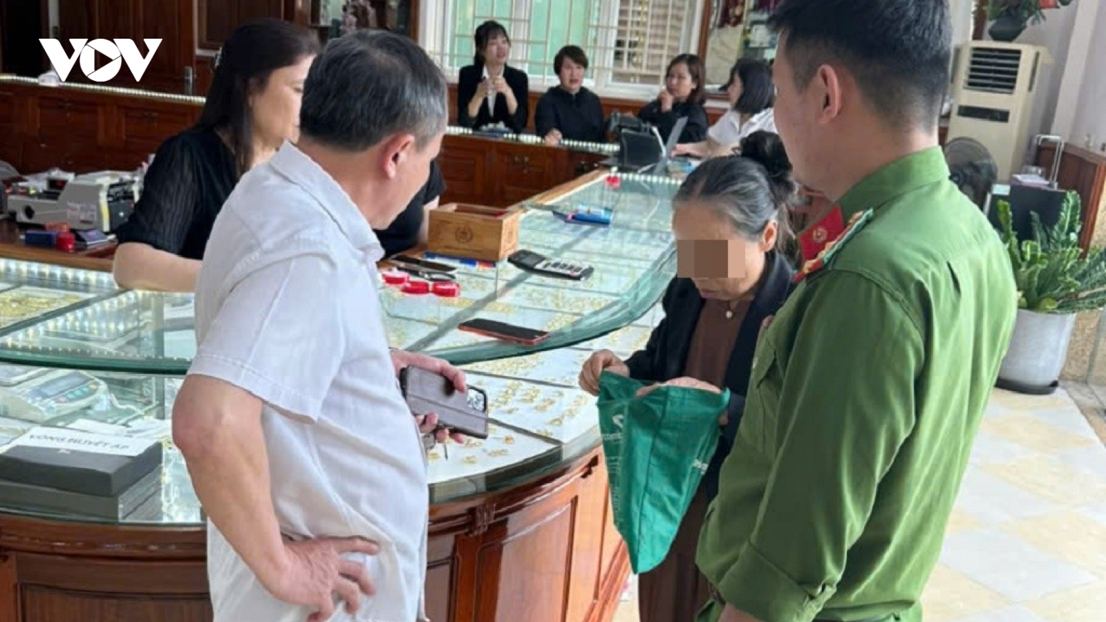 Ngăn chặn kịp thời cụ bà 70 tuổi bán 19 chỉ vàng chuyển cho đối tượng lừa đảo