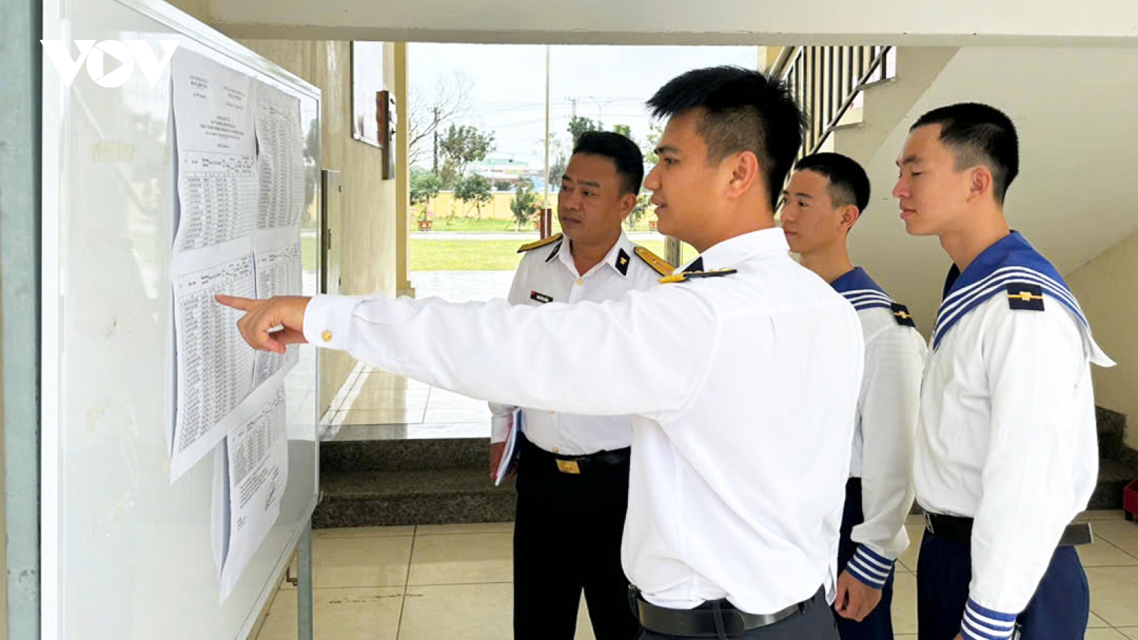 Cán bộ, chiến sĩ vùng 3 Hải quân vừa trực sẵn sàng chiến đấu, vừa tham gia bầu cử