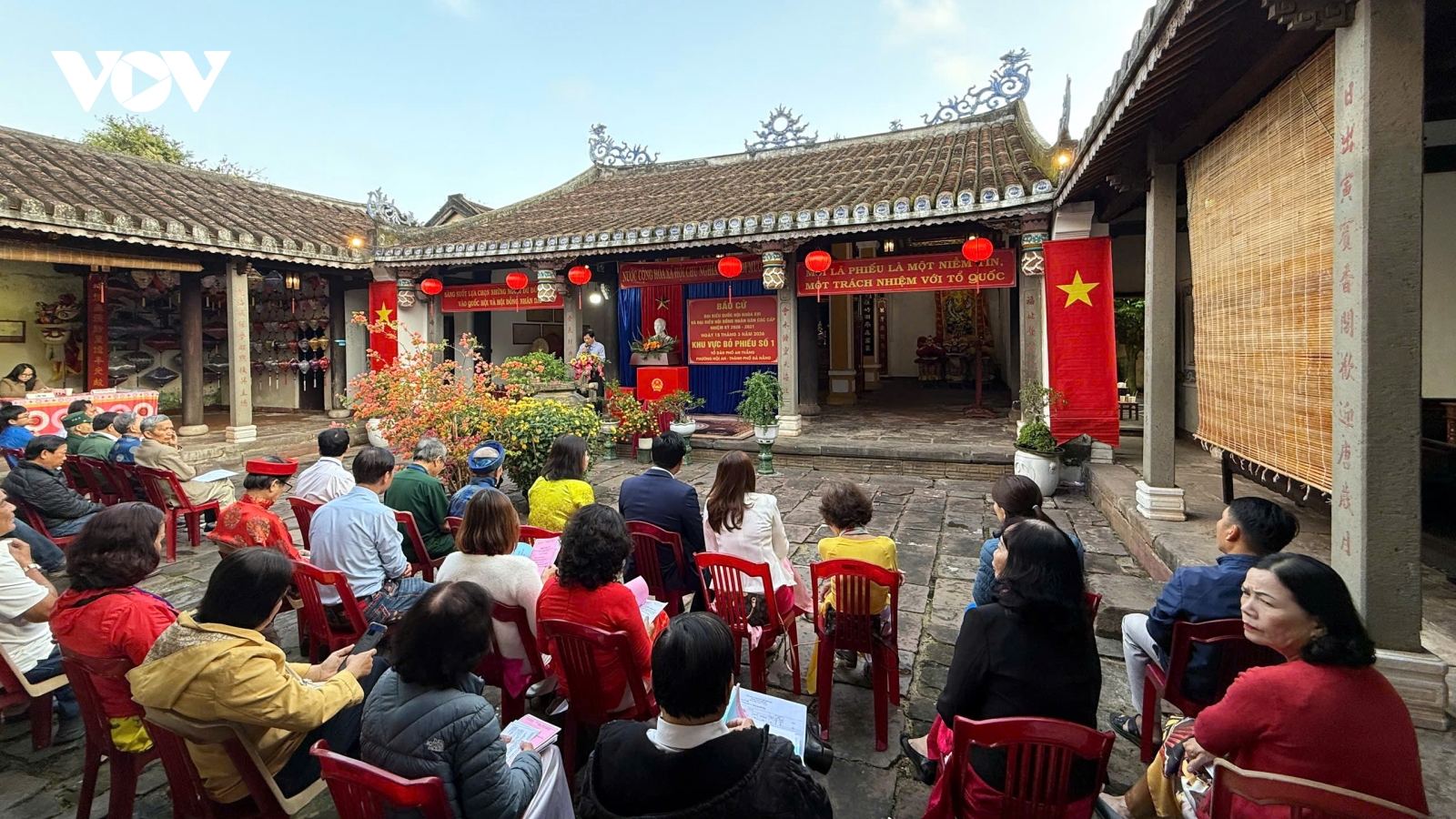 Ba thế hệ cùng đi bầu cử giữa lòng phố cổ Hội An