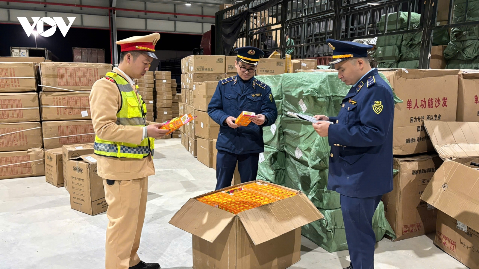 Quản lý thị trường kiểm tra 10.300 vụ, xử lý gần 9.300 vi phạm trong quý I