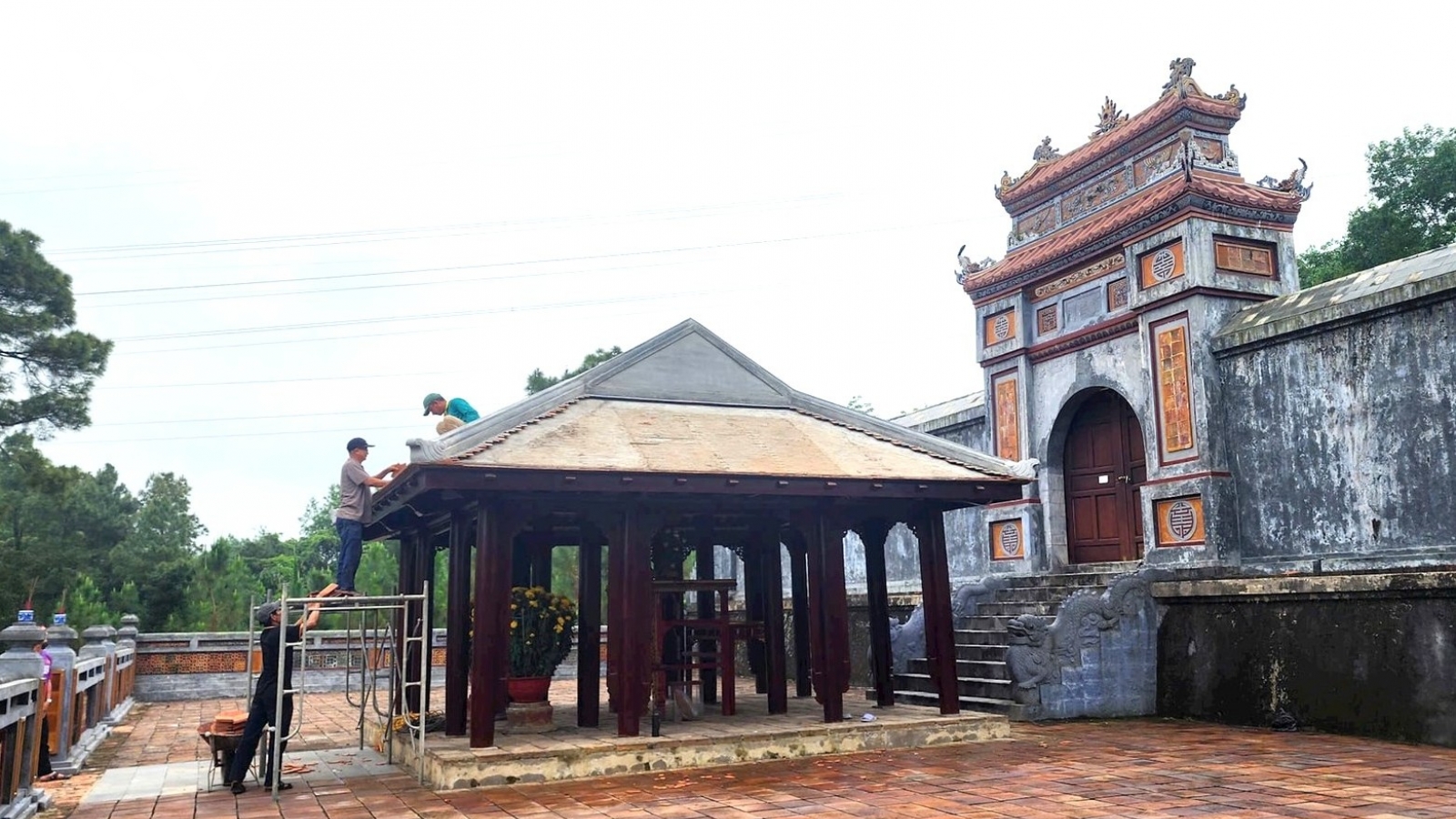 Huế tháo dỡ nhà rường dựng trái phép trước lăng mộ Hoàng thái hậu Từ Dụ