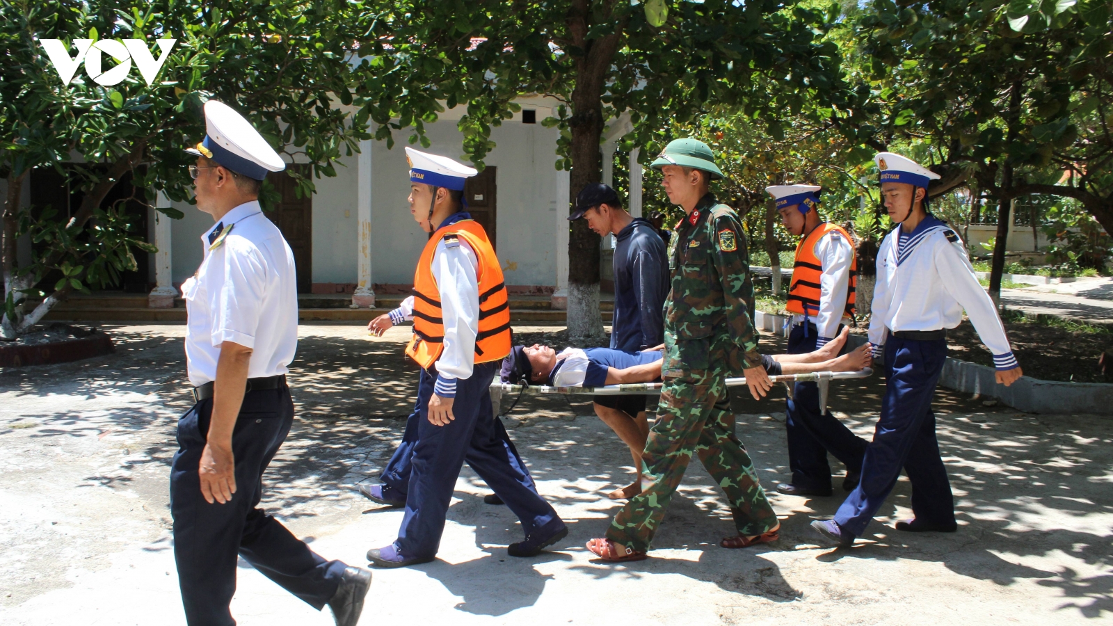 Bệnh xá đảo Song Tử Tây cấp cứu ngư dân bị giảm áp do lặn sâu