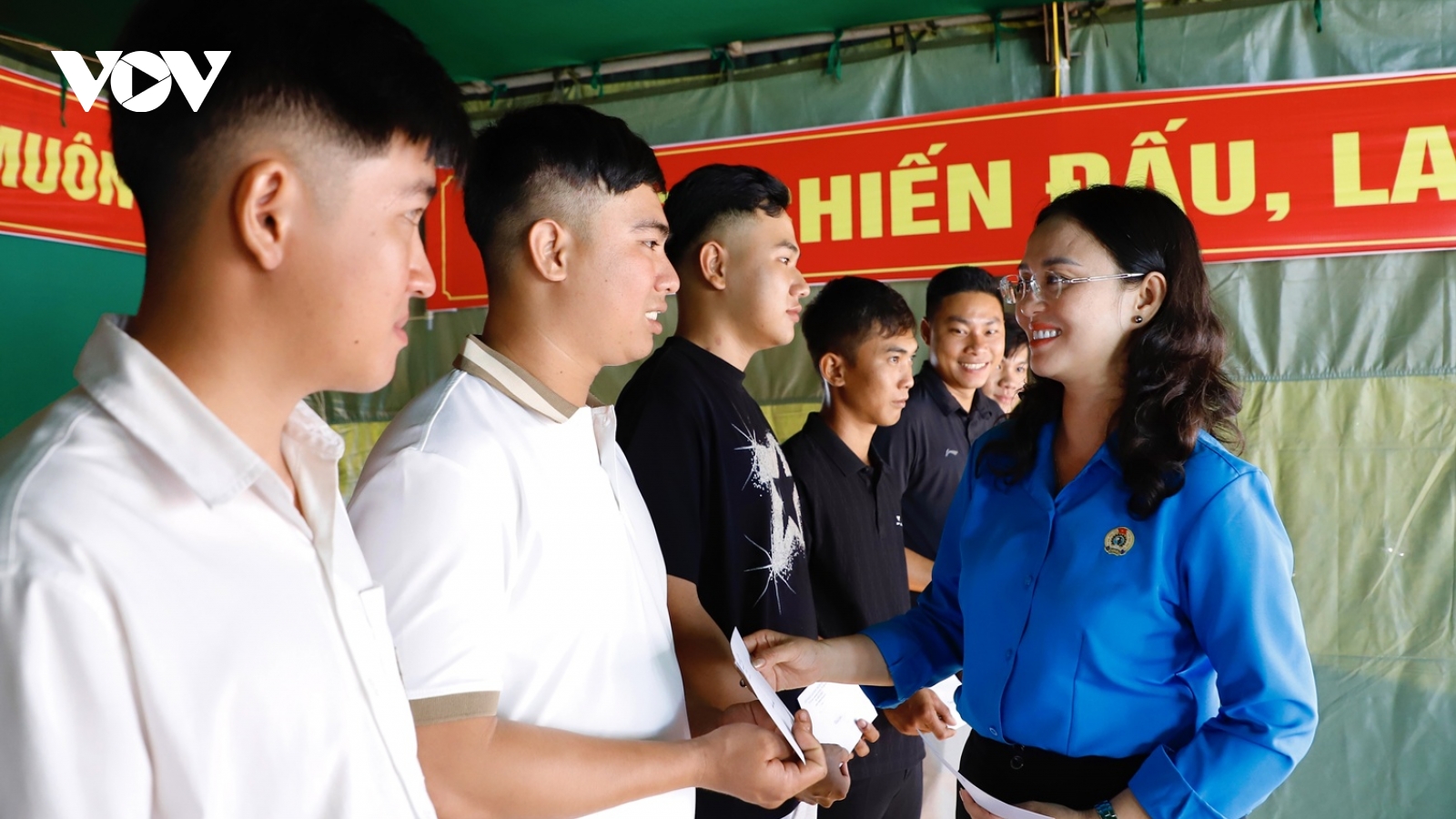 Thăm hỏi, trao tặng 100 phần quà cho thanh niên chuẩn bị nhập ngũ tại Cần Thơ