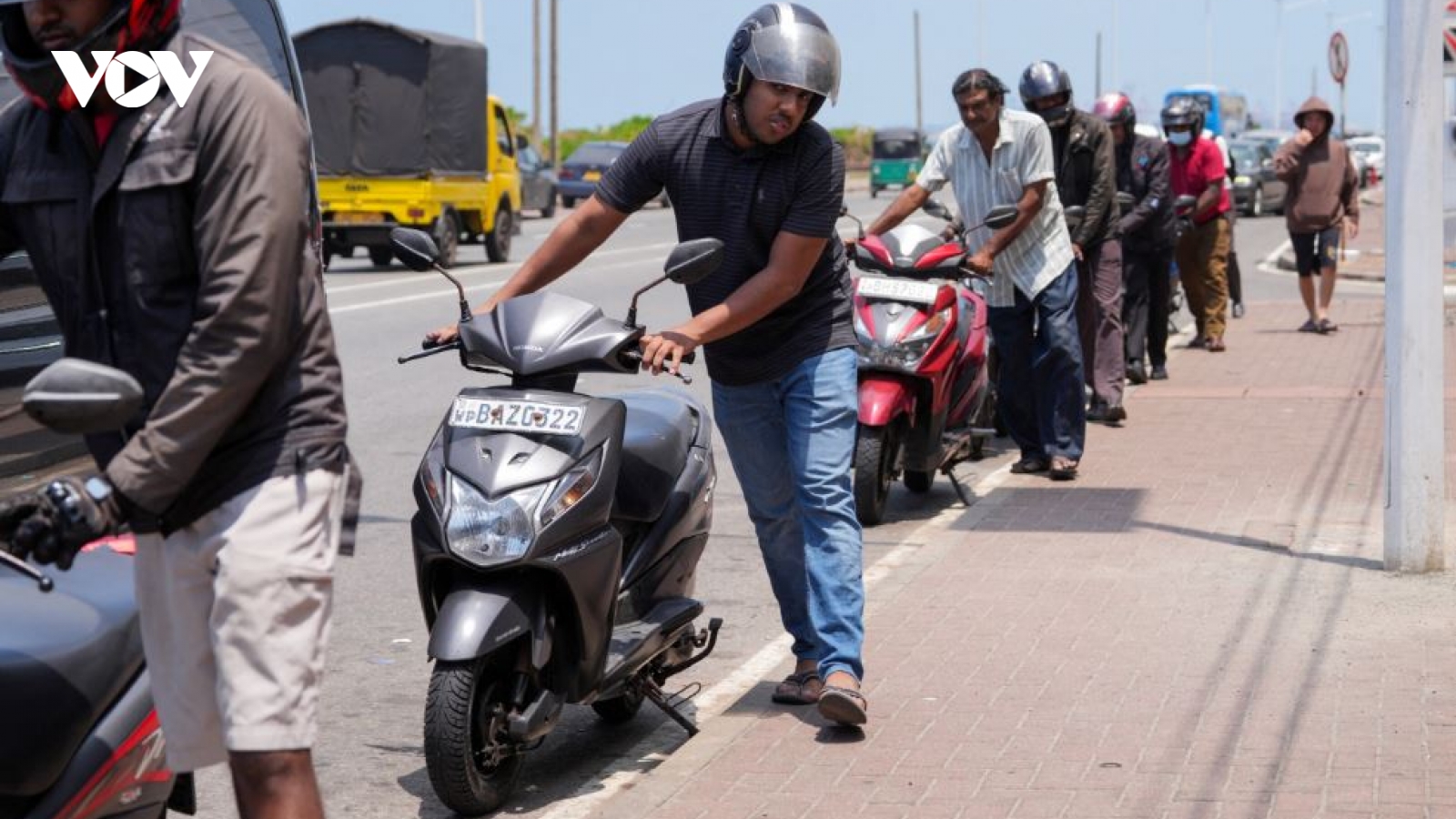 Sri Lanka tăng giá nhiên liệu thêm 25%