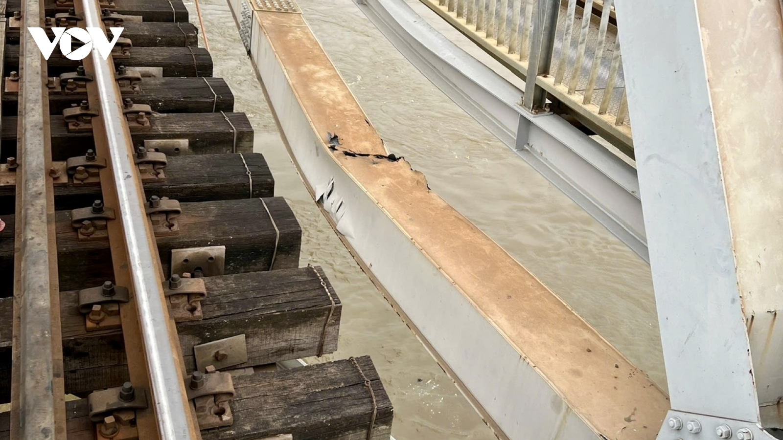 Khởi tố vụ tàu Thành Đạt 86 va vào cầu Ghềnh ở Đồng Nai