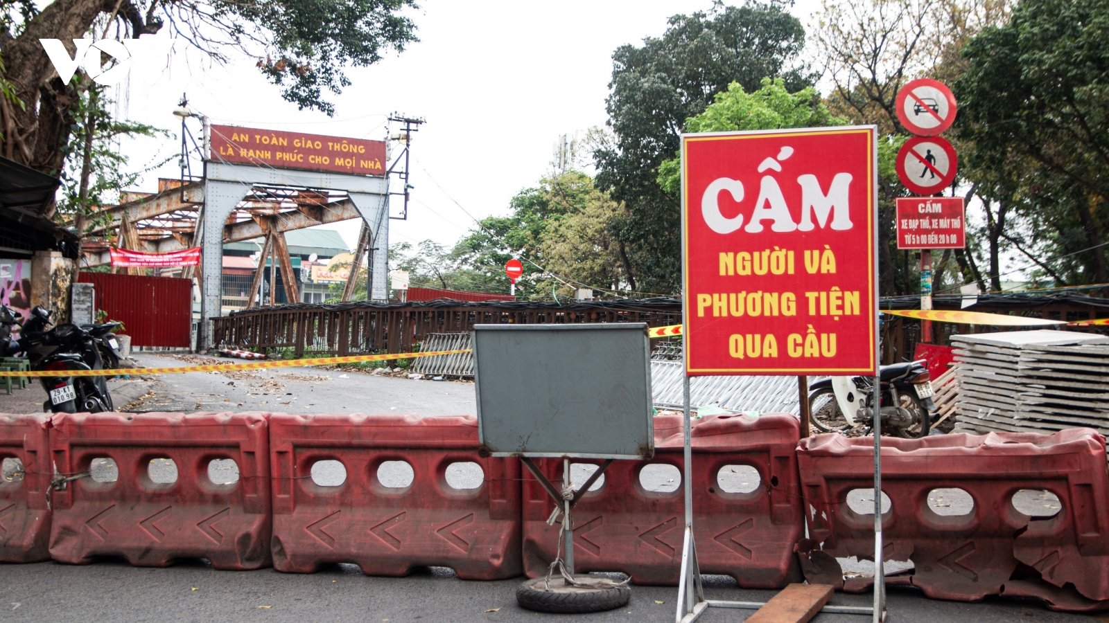 Dựng rào chắn, cấm cầu Long Biên phục vụ thi công sửa chữa trong 60 ngày
