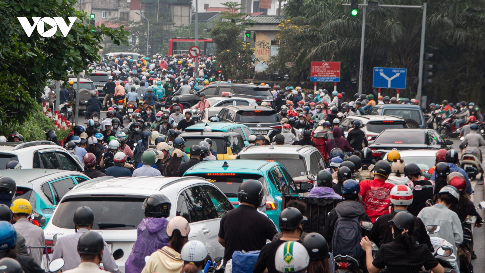 Cầu Chương Dương kẹt cứng sáng đầu tuần khi tạm cấm xe qua cầu Long Biên