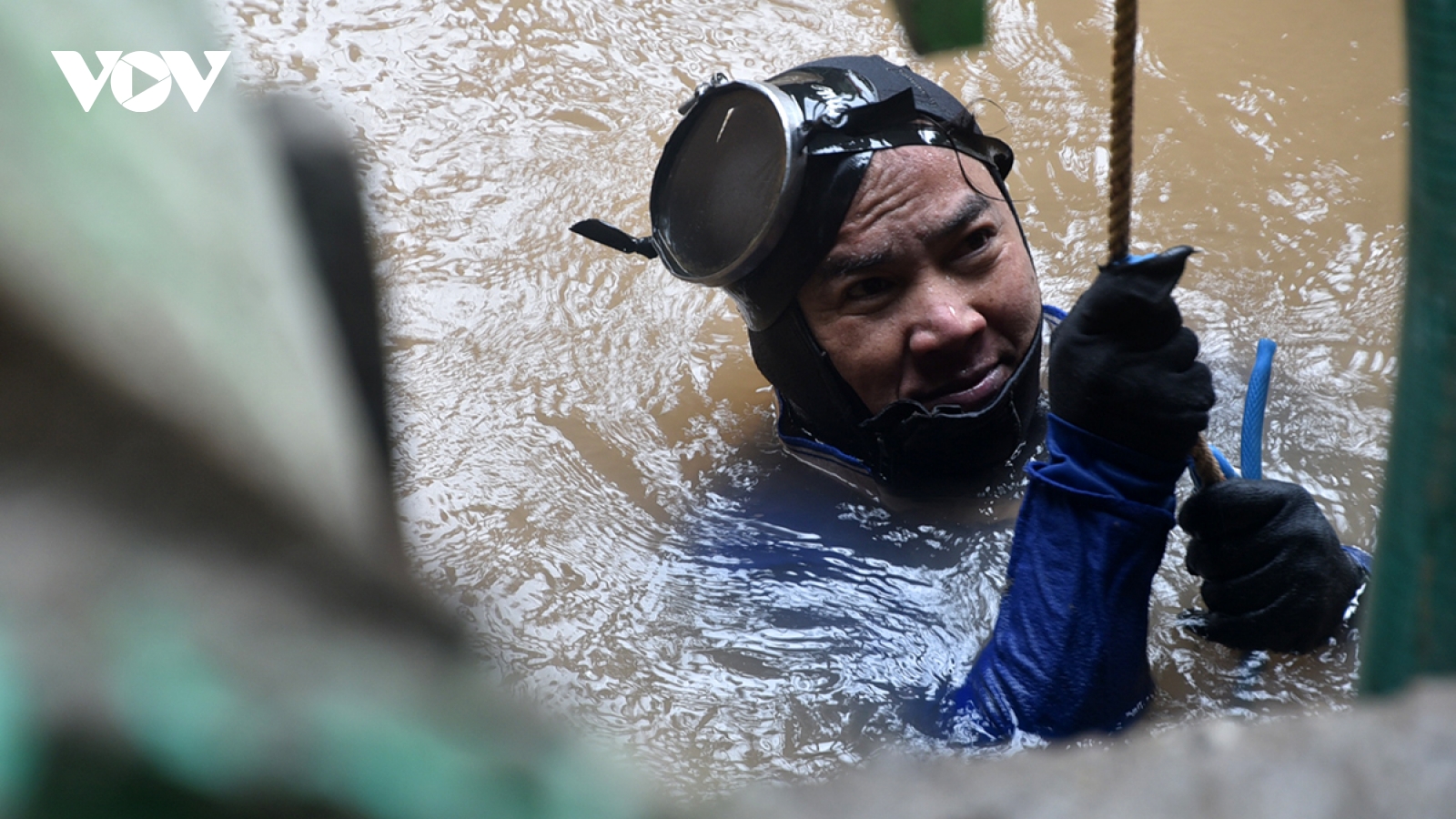 Cận cảnh thợ lặn ngâm nước lạnh, miệt mài làm việc dưới hố móng cầu Tứ Liên