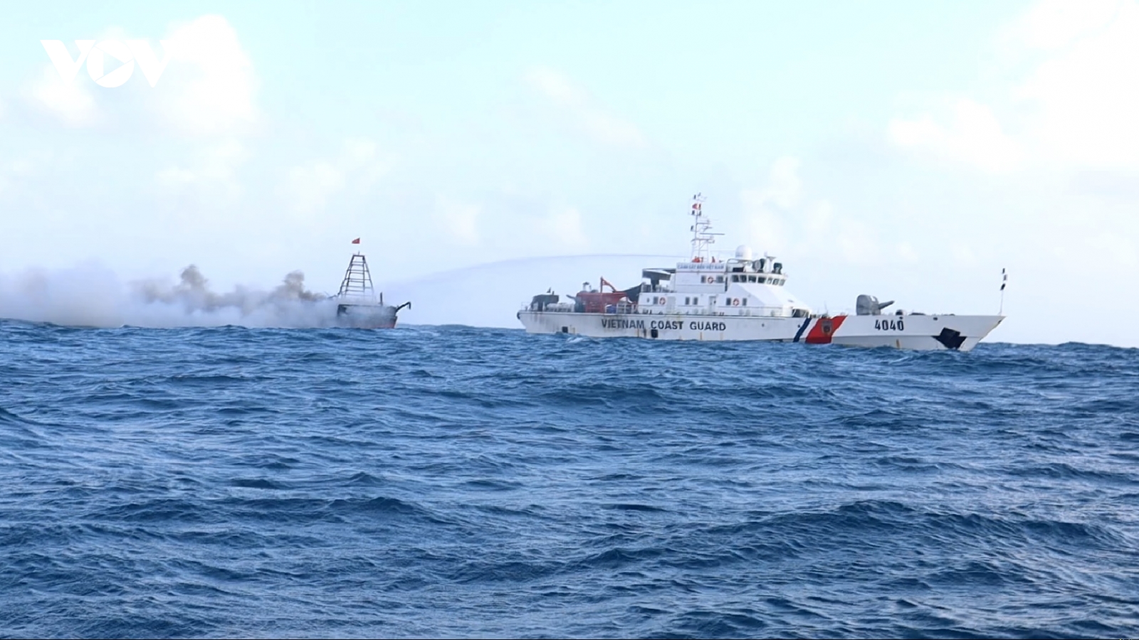 Vùng Cảnh sát biển 4 kịp thời cứu nạn ngư dân trên tàu cá bị cháy