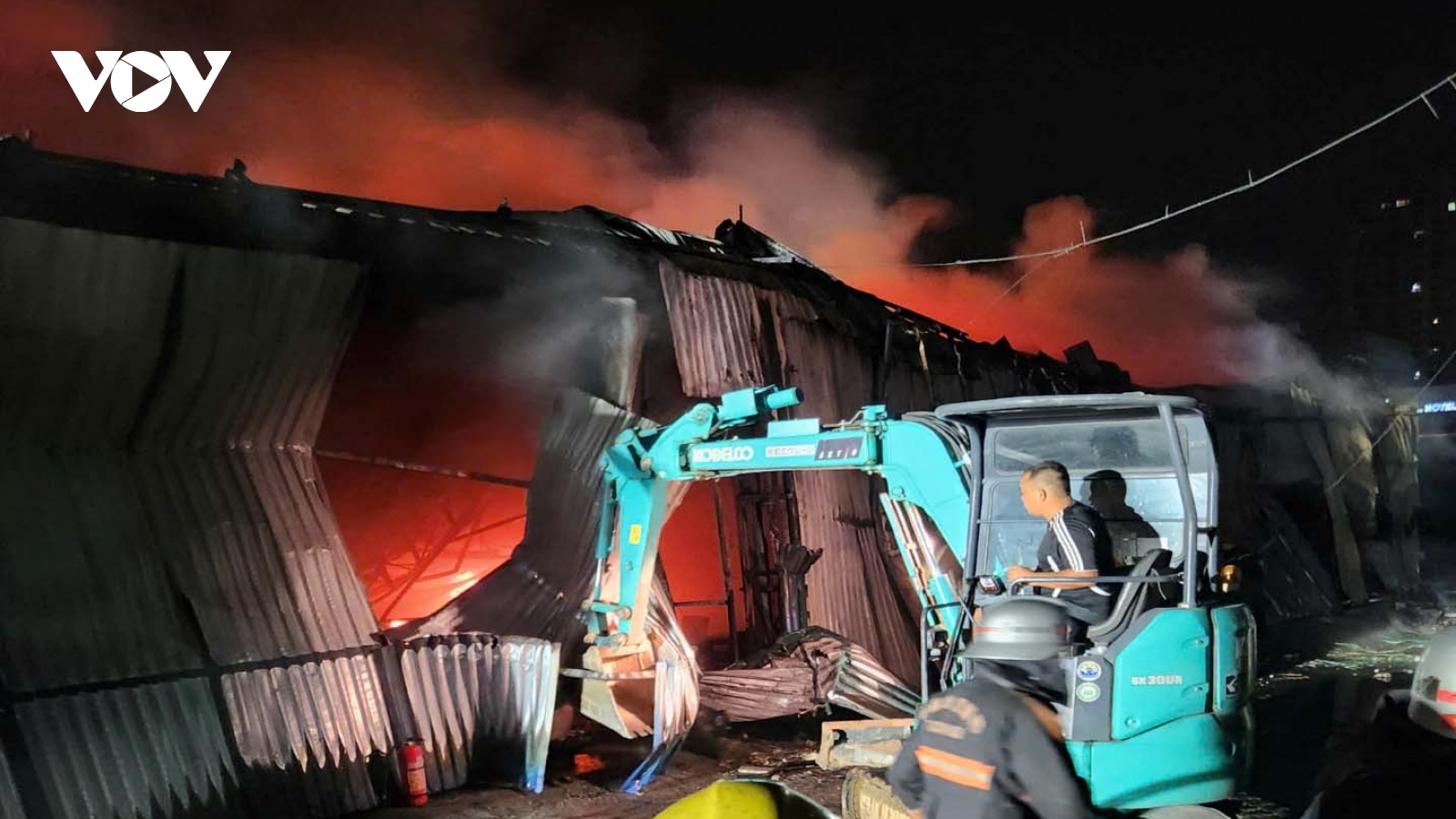 Một người tử vong trong vụ cháy xưởng gỗ 6.000m2 gần viện K Tân Triều