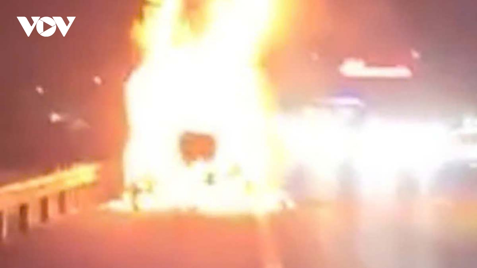 Container đang lưu thông trên cao tốc TP.HCM - Trung Lương bỗng cháy dữ dội