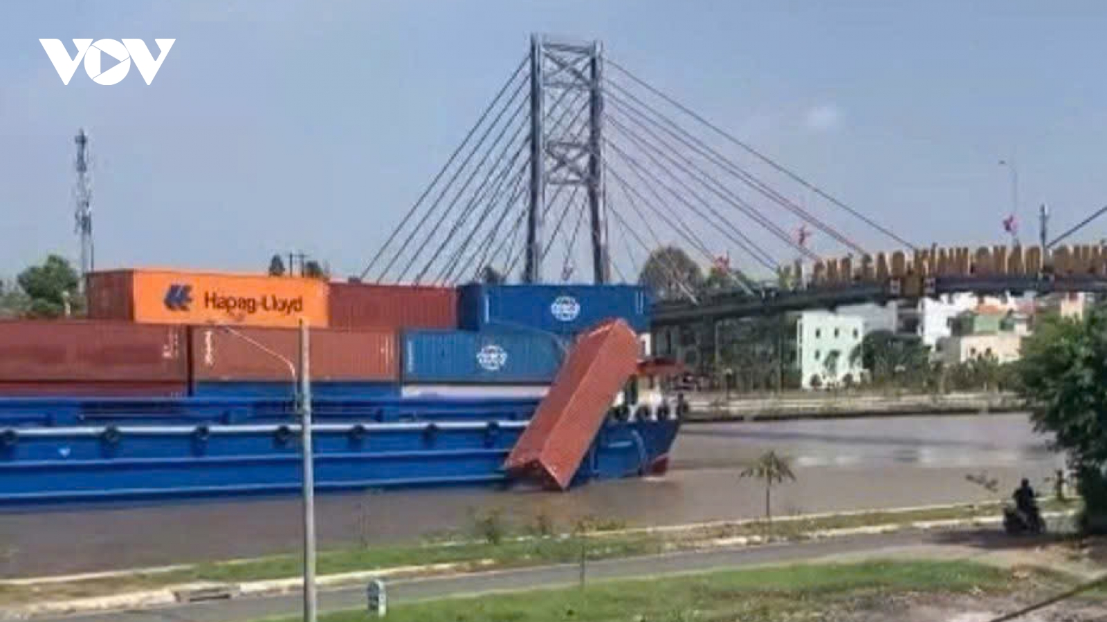 Xử lý “tàu khủng” vướng đứt dây điện, rơi container xuống dòng kênh Chợ Gạo