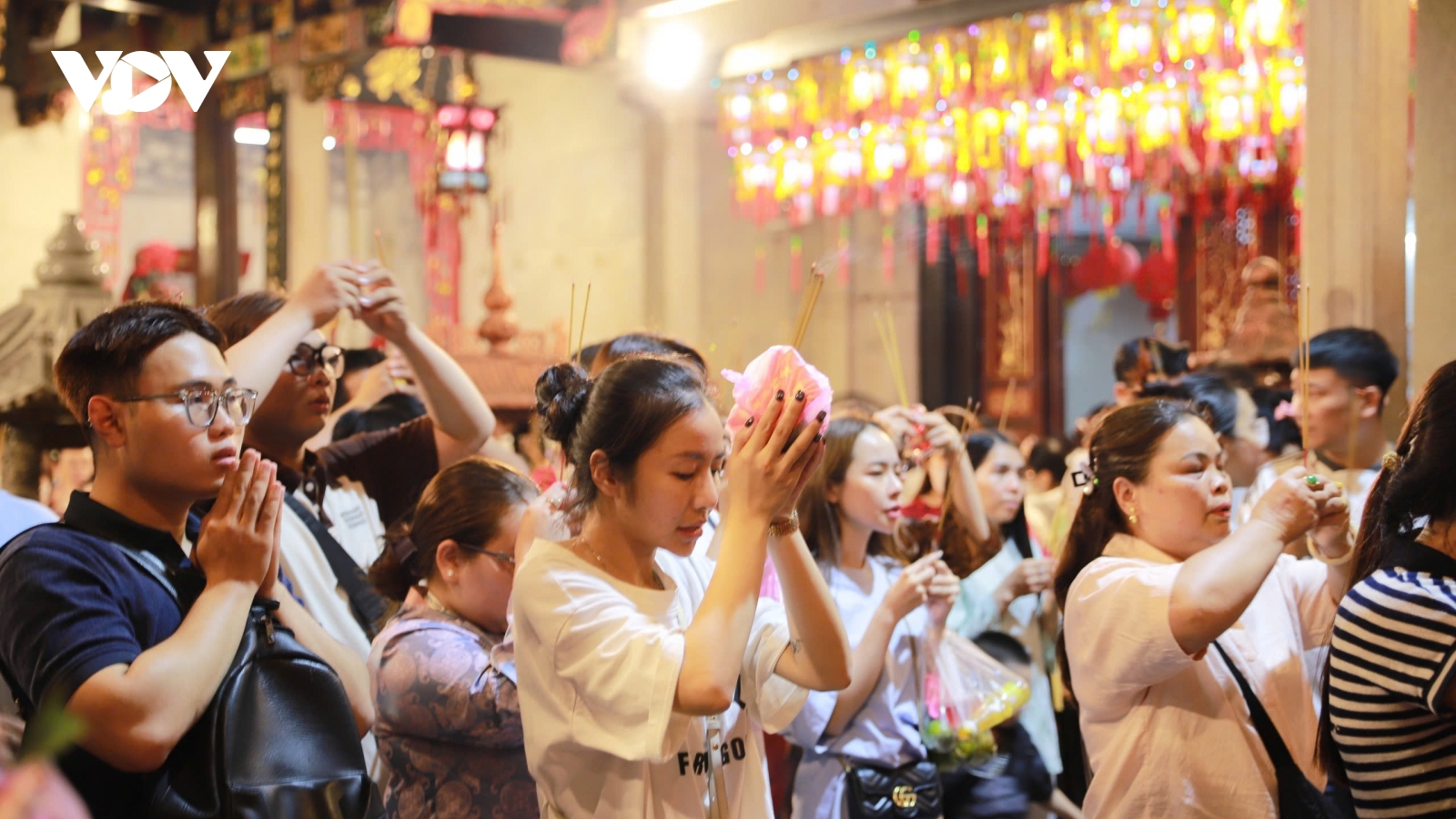 Người dân đổ về chùa Ông, TP.HCM “vay” lộc đầu năm