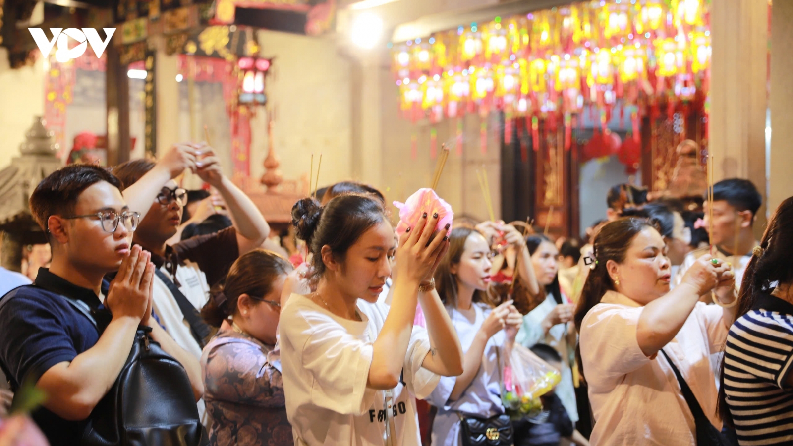 Người dân đổ về chùa Ông, TP.HCM “vay” lộc đầu năm