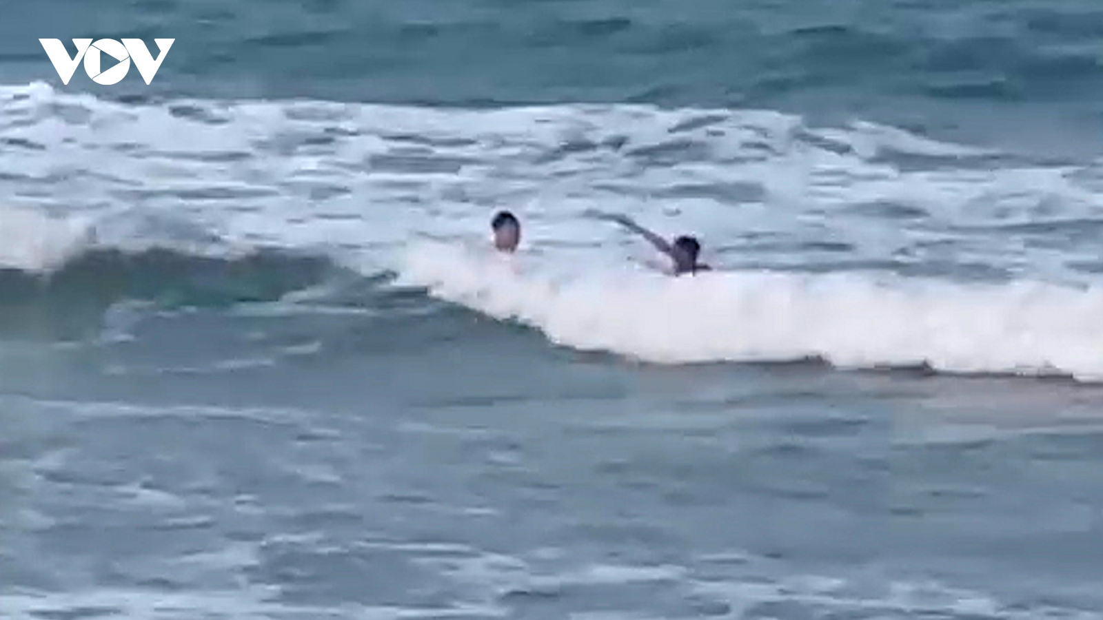 Kịp thời cứu du khách bị chuột rút khi tắm biển ở Nghệ An