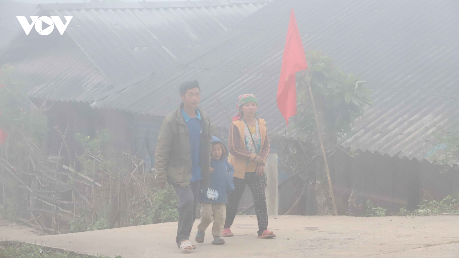 Sơn La: Trời rét kèm sương mù, cử tri Co Mạ nô nức đi bầu cử từ sớm