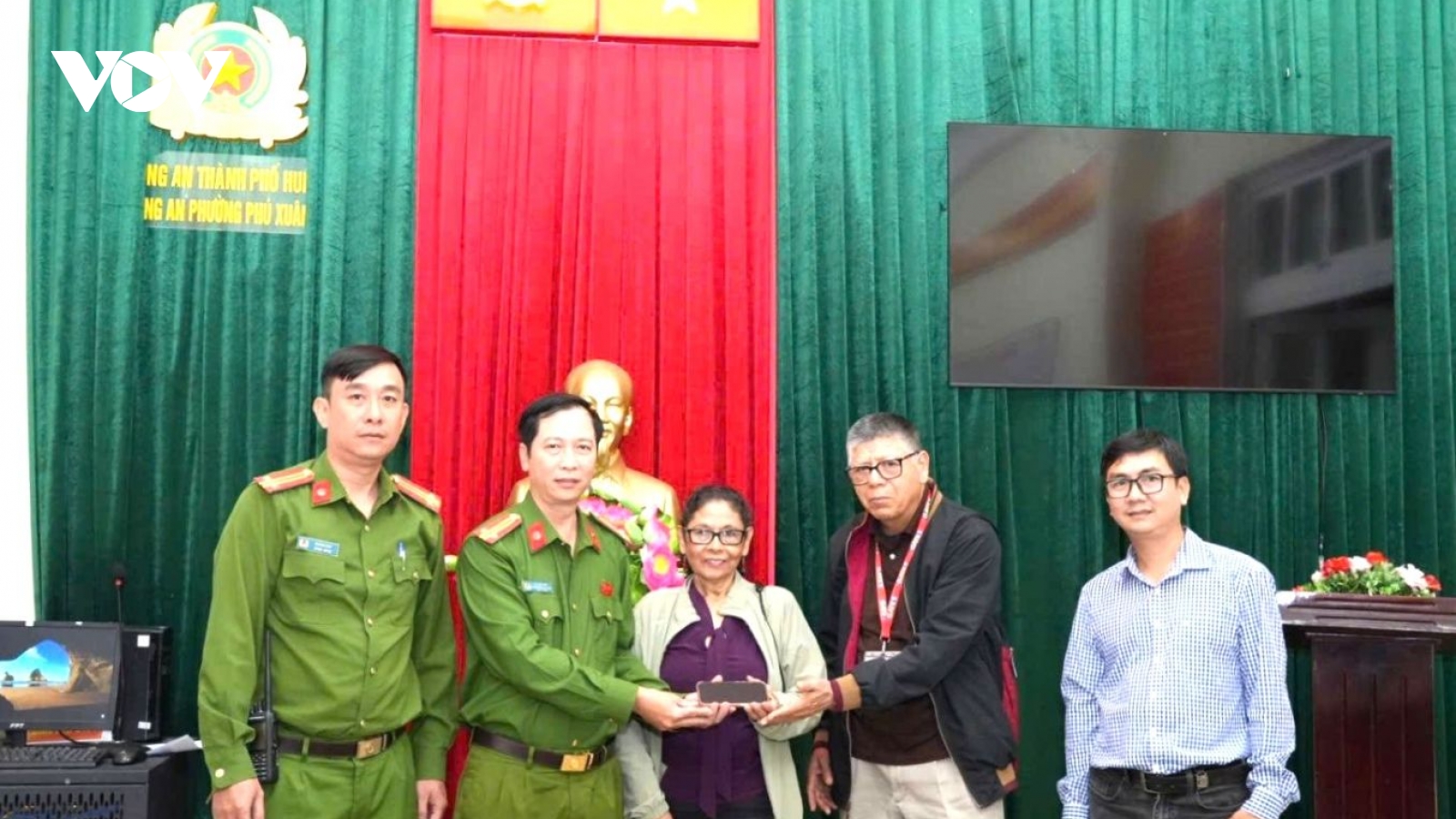 Bắt giữ đối tượng cướp giật, trả lại tài sản cho du khách Mỹ ở Huế