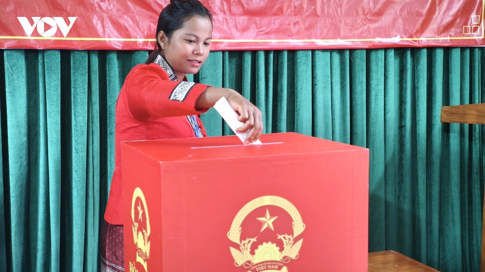 Băng rừng, vượt thác Tam Lu đi bầu cử sớm ở xã Trường Sơn, Quảng Trị