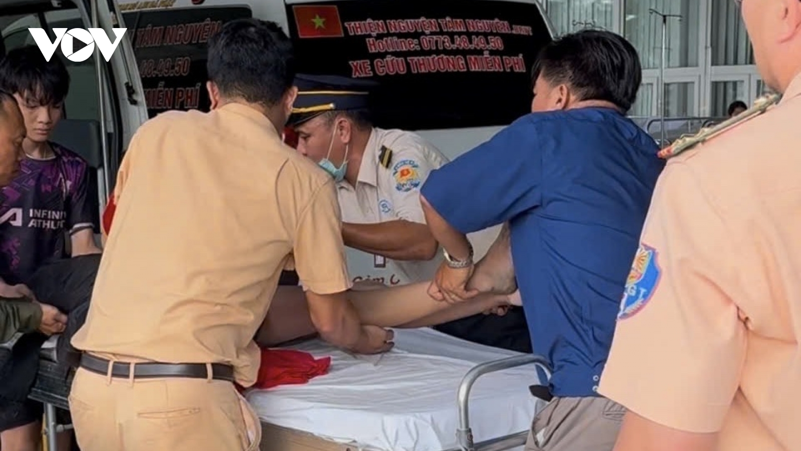 Xe cảnh sát giao thông mở đường cứu kịp thời nạn nhân bị đuối nước ở TP.HCM