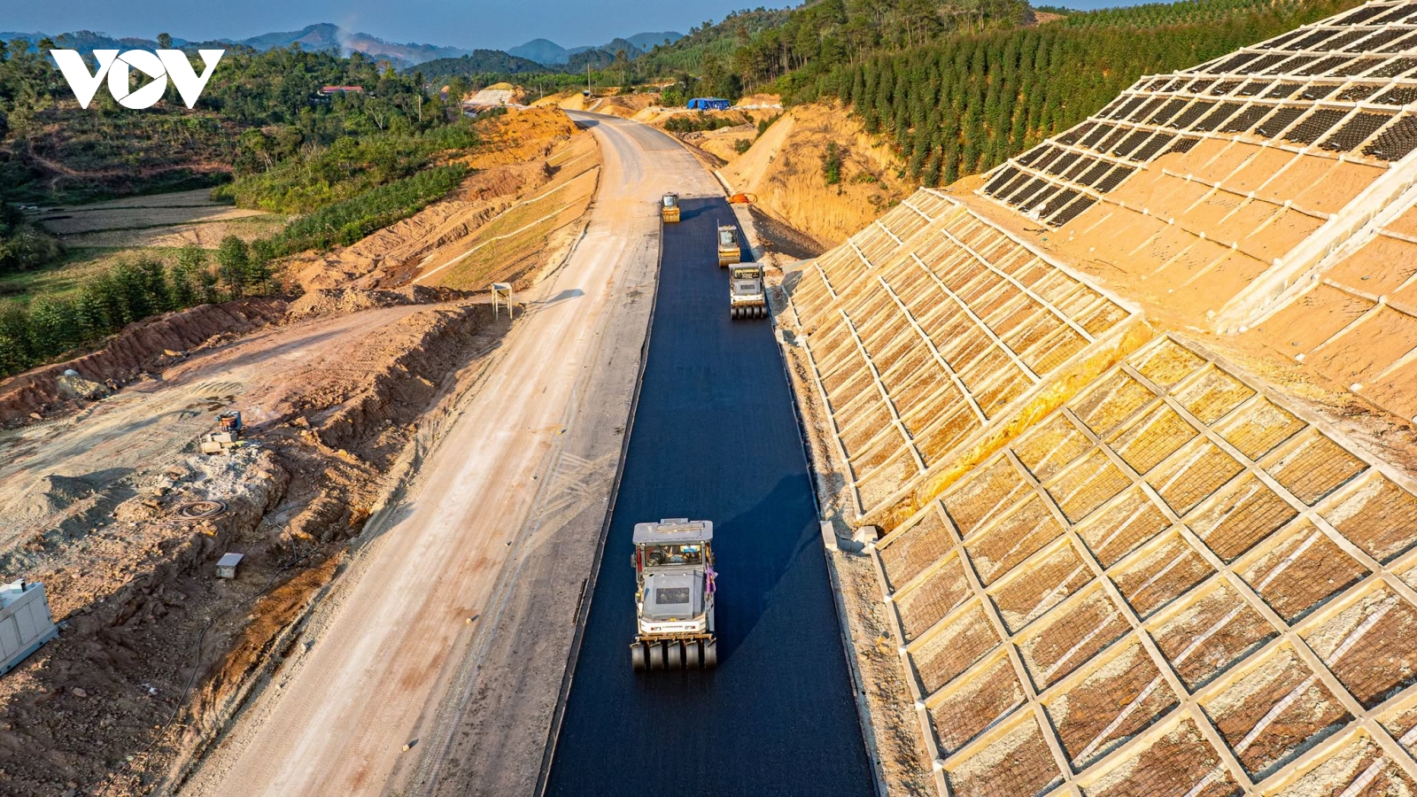 Công trường thi công cao tốc xoay xở giữa cơn “sốt” khan hiếm nhiên liệu