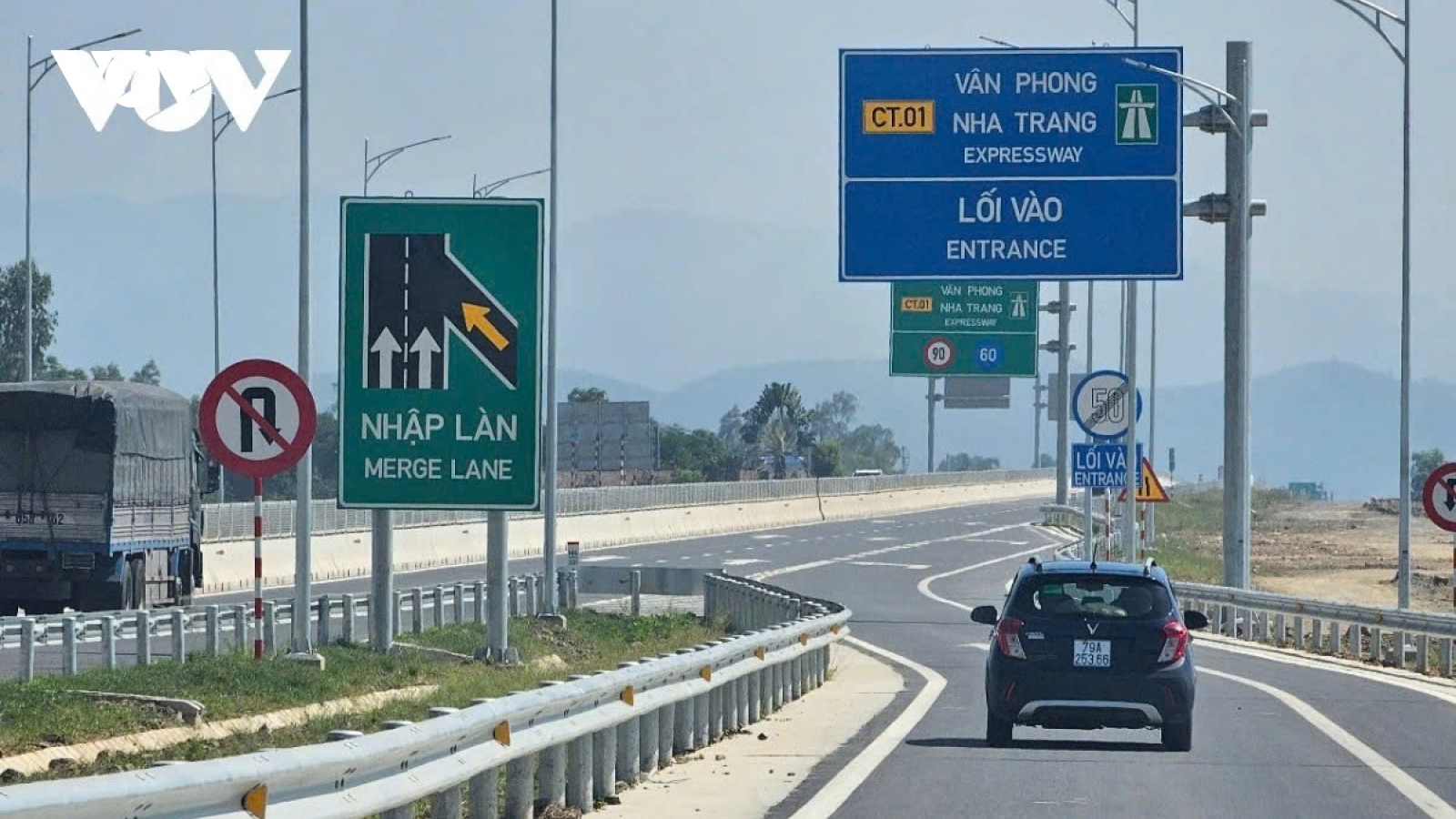 Hư hỏng cao tốc Vân Phong - Nha Trang, nhà thầu chậm khắc phục