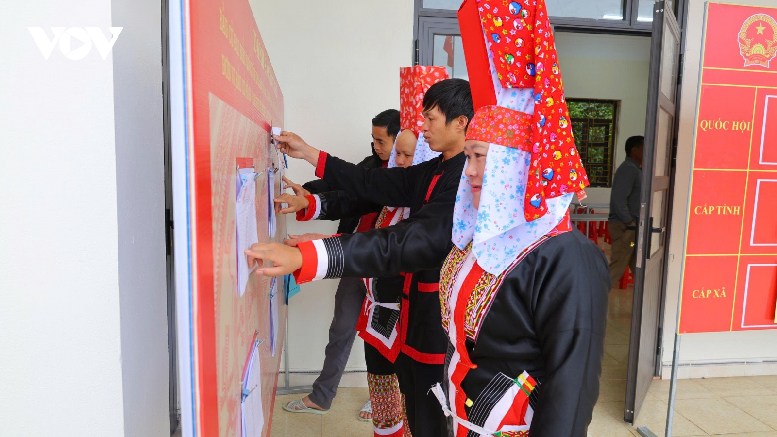 Để mỗi cử tri đều tự tay bỏ lá phiếu của mình