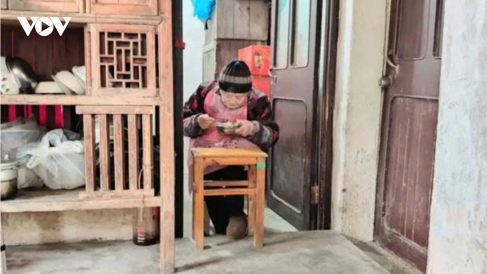 Chế độ ăn ngủ 'độc lạ' của cụ bà 50 năm không vào viện