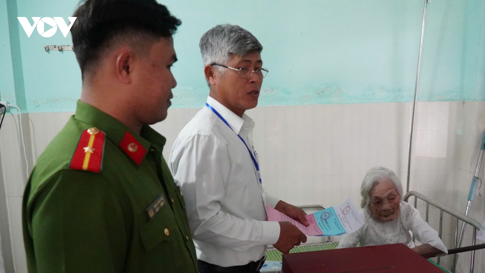 Cụ bà 116 tuổi tự tay bỏ phiếu trong ngày hội toàn dân bầu cử