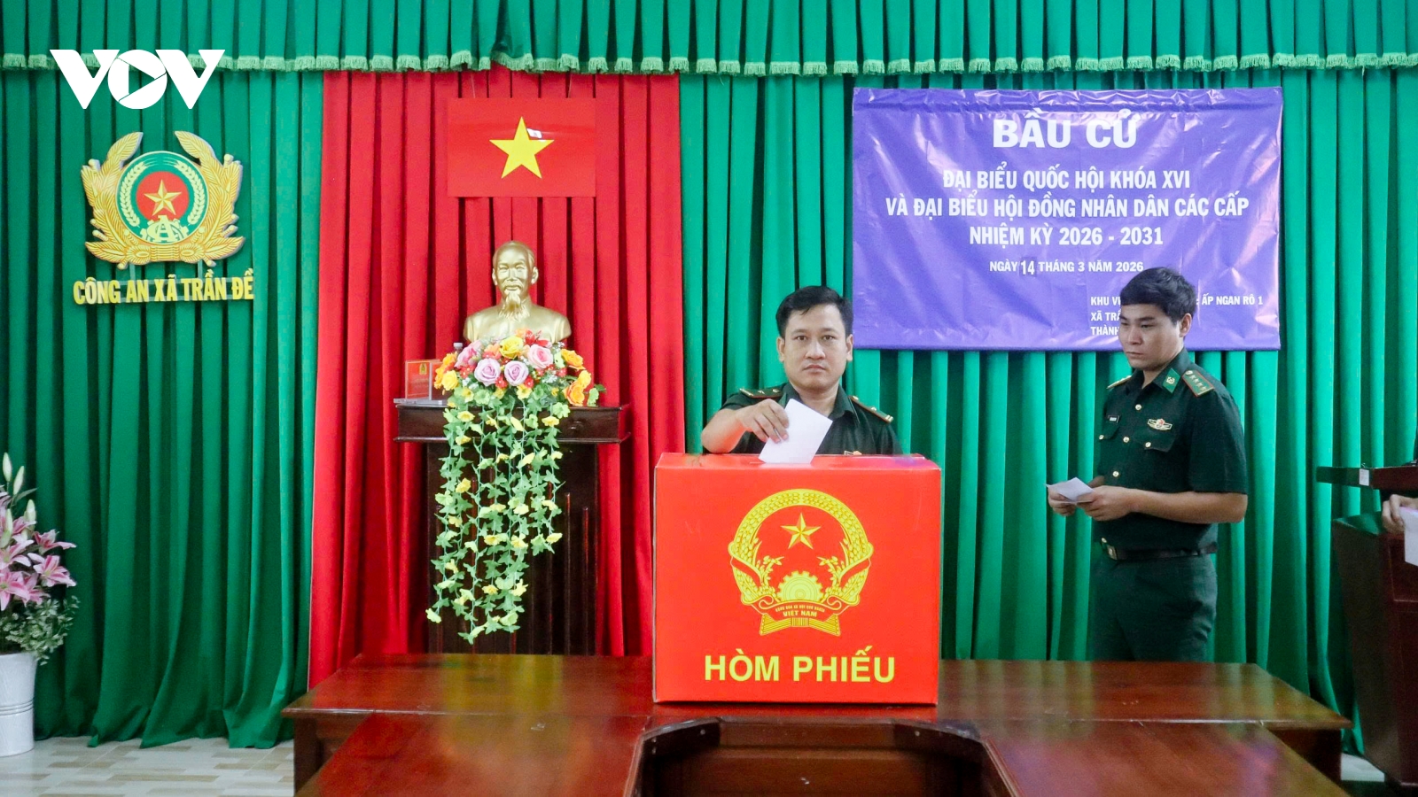 Cán bộ chiến sĩ, cử tri nhiều địa phương nô nức đi bầu cử sớm