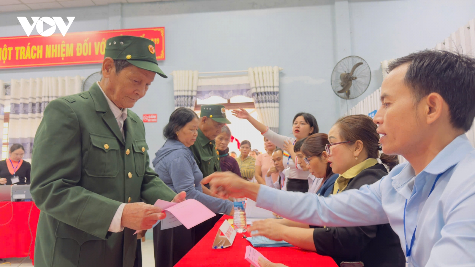 Khắc phục cầu tạm bị lũ cuốn, cử tri miền núi Trà Liên, TP Đà Nẵng đi bầu cử