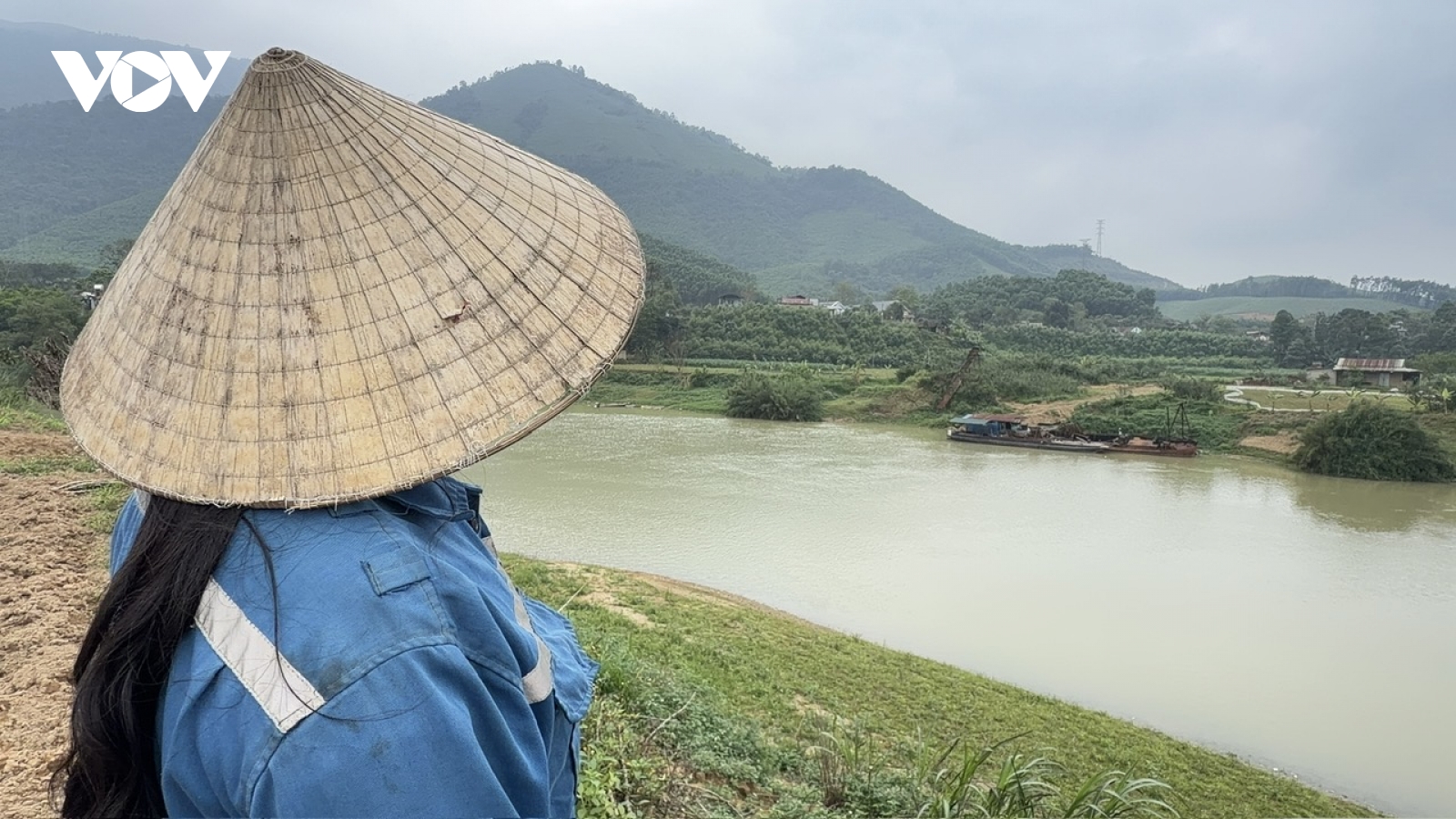 Tàu hút cát hoạt động lén lút trên sông Âm, Thanh Hóa gây sạt lở đất canh tác