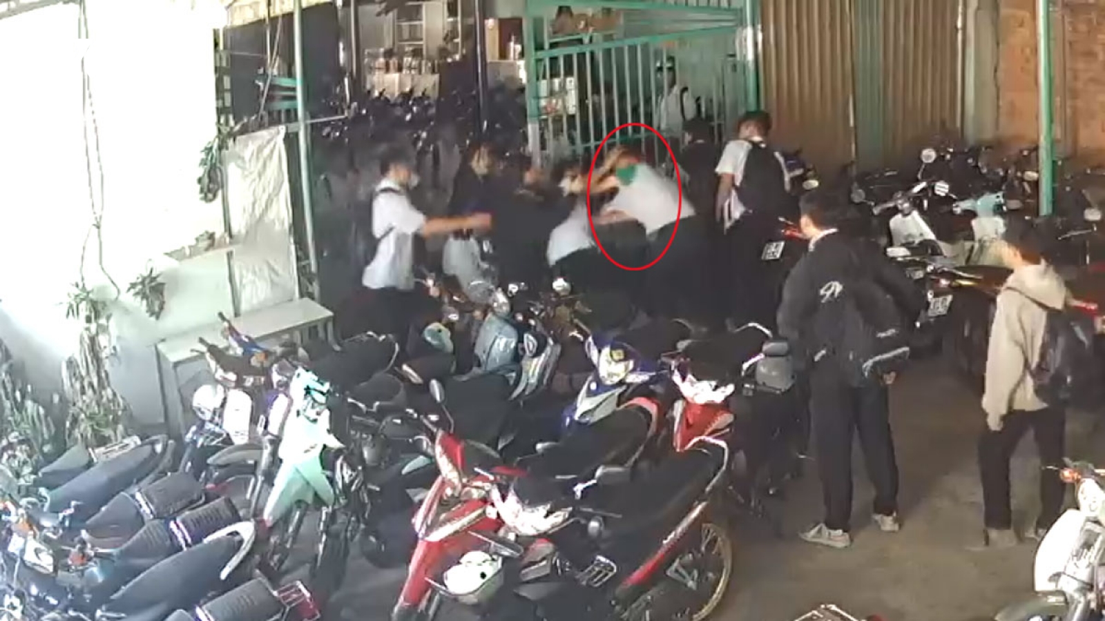 Nam sinh lớp 11 ở TP.HCM bị đánh hội đồng phải nhập viện cấp cứu