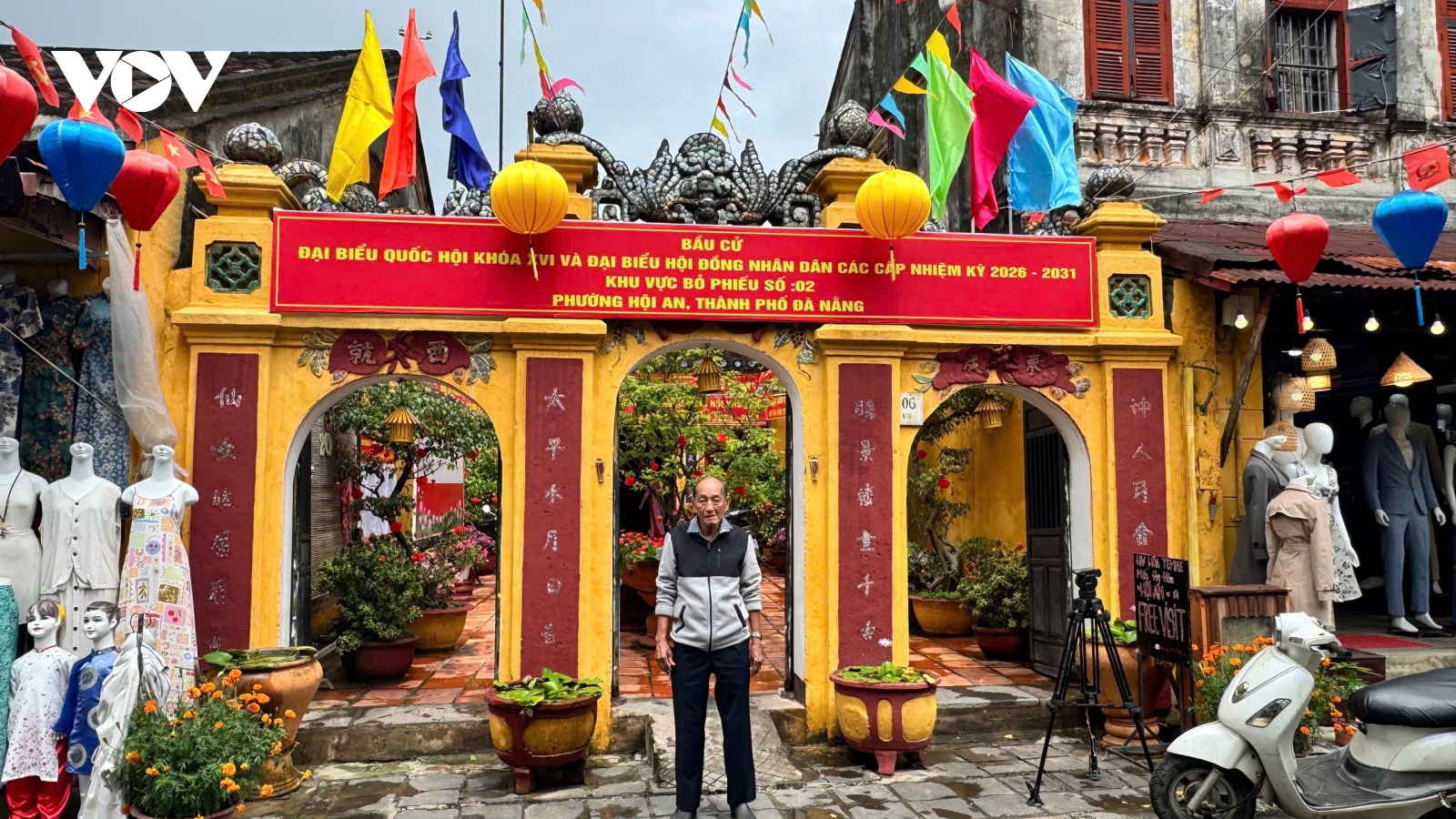 Cử tri người Hoa và đồng bào có đạo ở Hội An hướng về ngày bầu cử