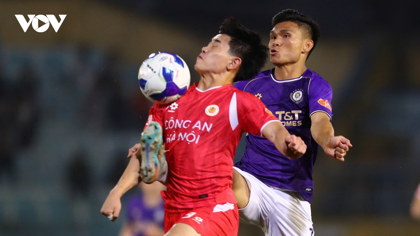 Đình Bắc nếm mùi khổ sở trong ngày HLV Kim Sang Sik dự khán