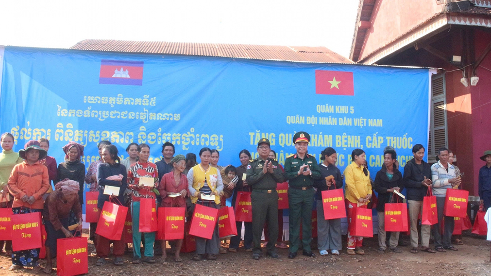 Khám bệnh, tặng quà nhân dân Campuchia dịp Tết cổ truyền Chol Chnam Thmey