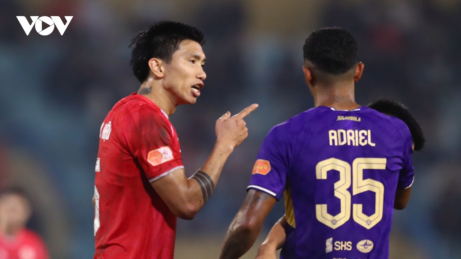 Đoàn Văn Hậu thi đấu không nể nang, va chạm nảy lửa khi gặp lại Hà Nội FC