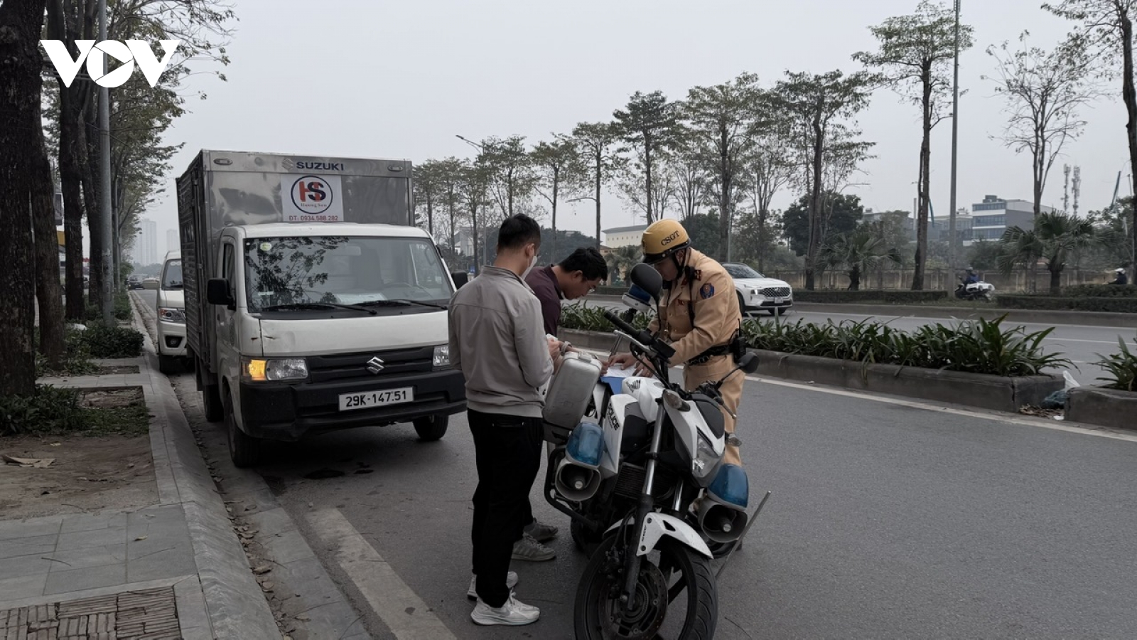 Hà Nội lập chốt xử lý xe tải chiếm đường Phạm Tu sau phản ánh của Báo điện tử TNVN