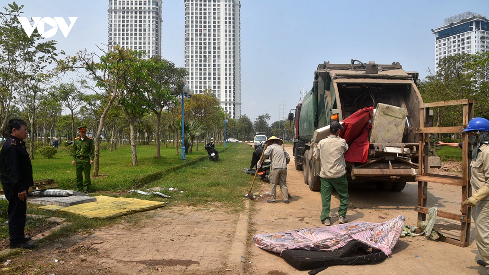 Trật tự đô thị và vệ sinh môi trường gầm cầu Nhật Tân sau phản ánh của VOV