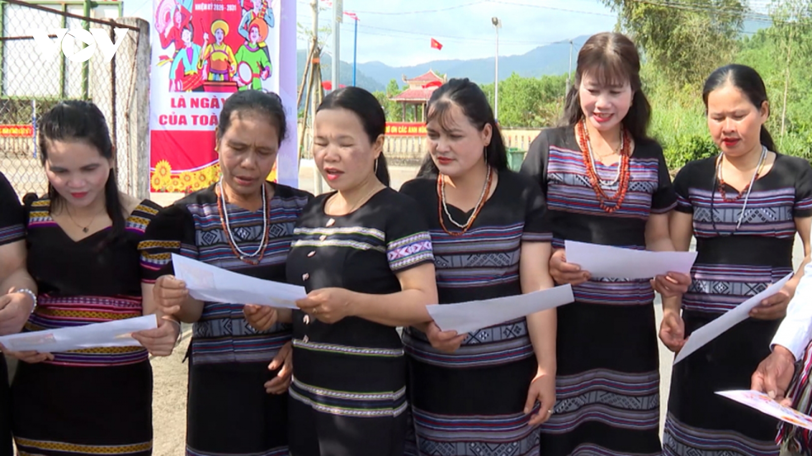 Đồng bào miền núi Quảng Ngãi hướng về ngày hội Non sông