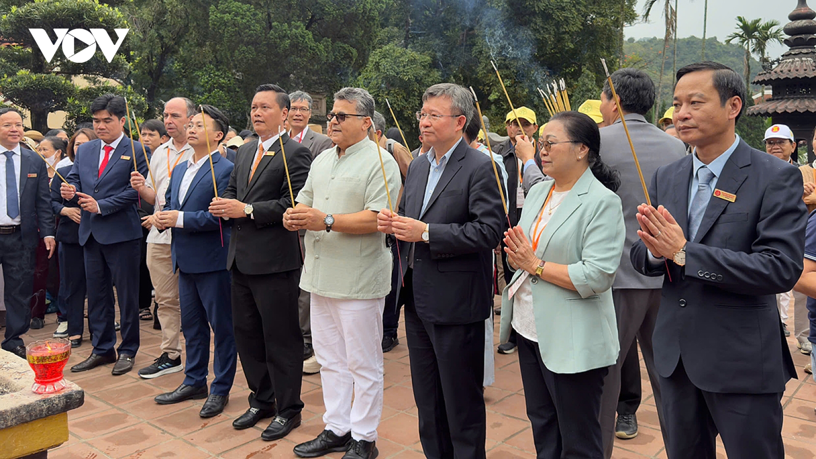 Gần 400 đại biểu và Đại sứ tham gia “Du xuân hữu nghị 2026” tại chùa Hương