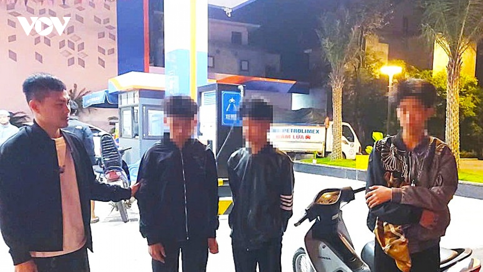 Ngăn chặn nhóm thanh thiếu niên tụ tập đua xe, mang theo vỏ chai bia gây rối