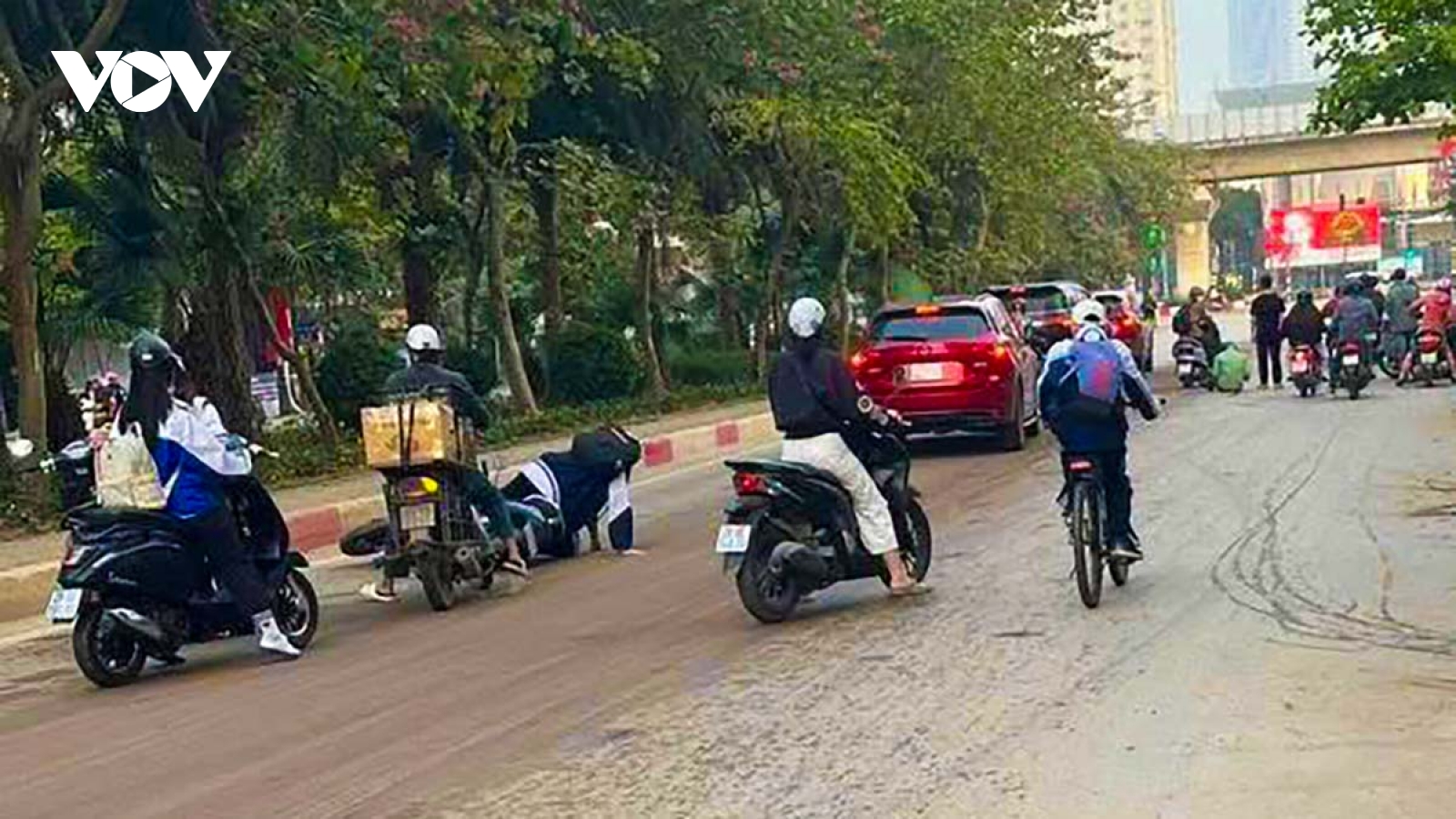 Hà Nội: Hàng loạt người trượt ngã khi lưu thông trên đường Tô Hiệu và Quang Trung