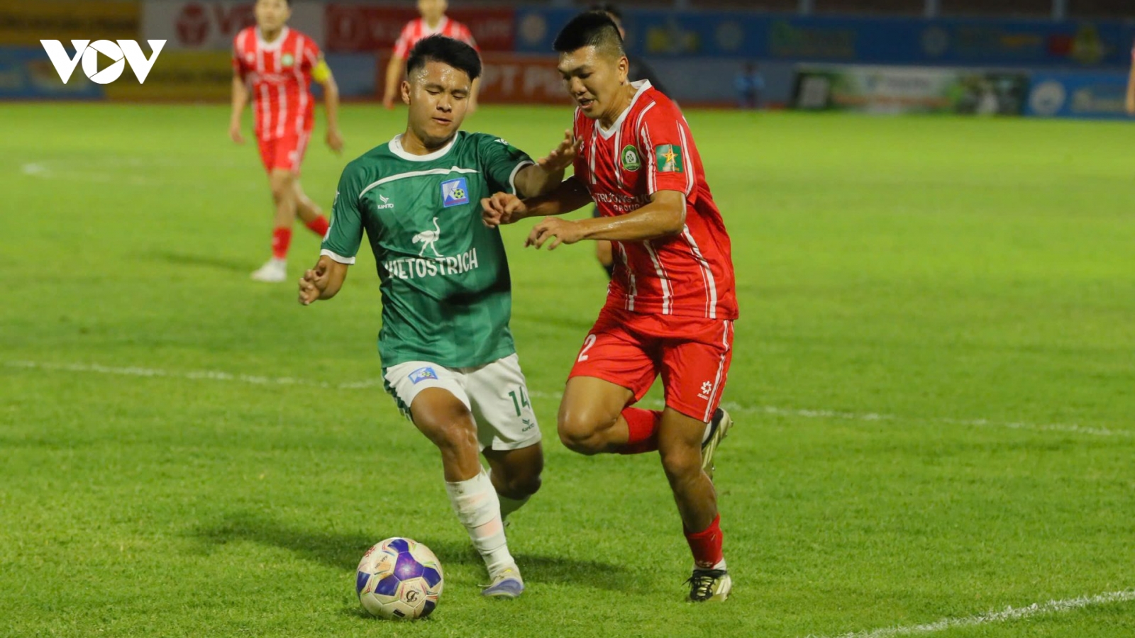Dương Văn Khoa ghi bàn từ giữa sân, bóng đá Việt Nam chứng kiến hiện tượng thú vị