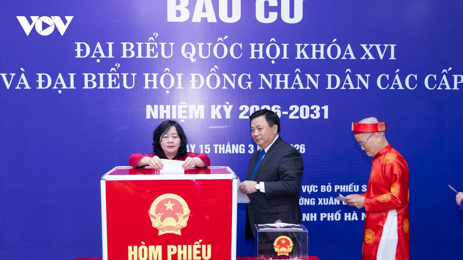 Bà Bùi Thị Minh Hoài bỏ phiếu bầu cử tại phường Xuân Đỉnh, TP Hà Nội