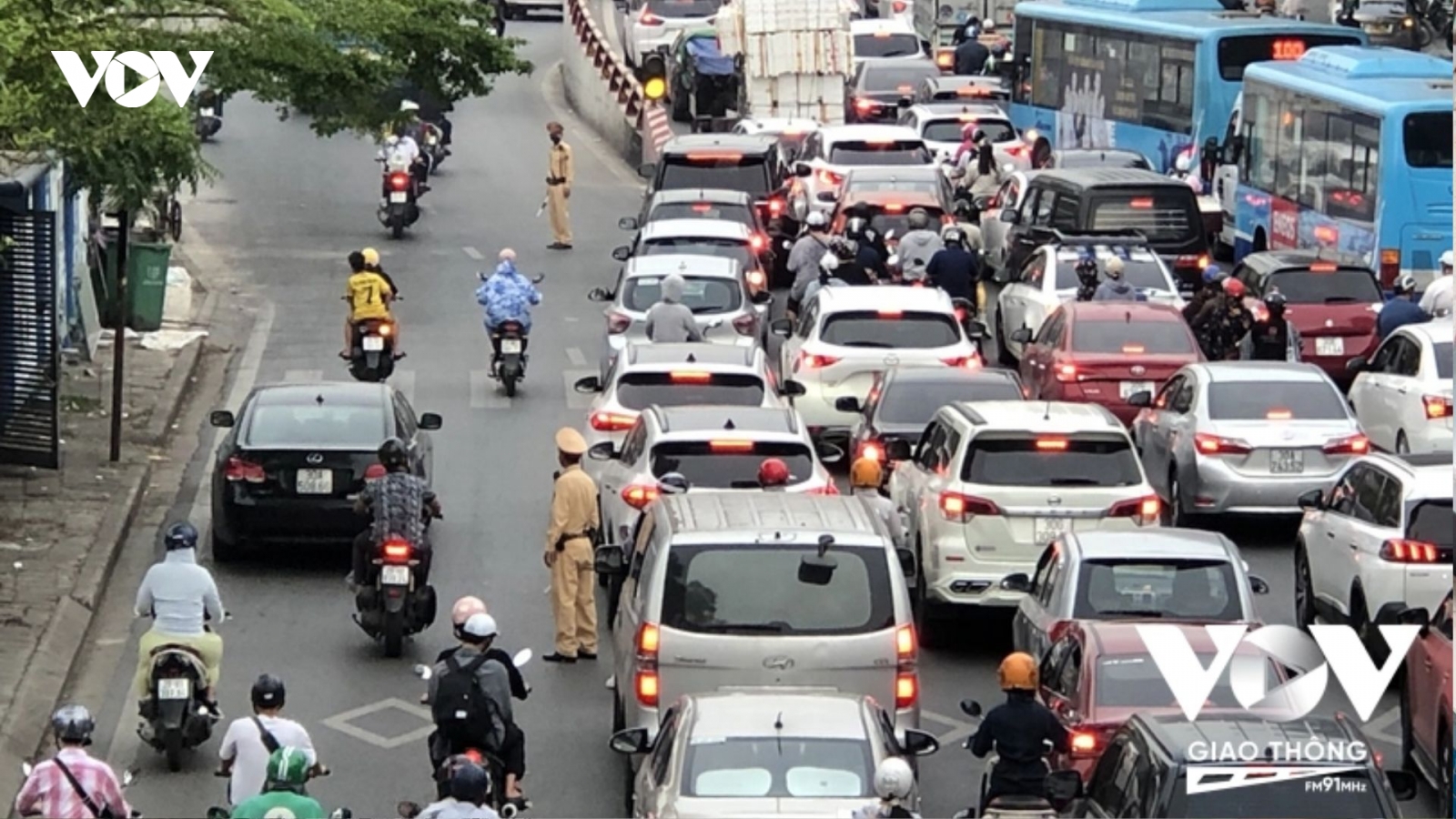Tổ chức giao thông linh hoạt trên các con đường để hạn chế ùn tắc giao thông