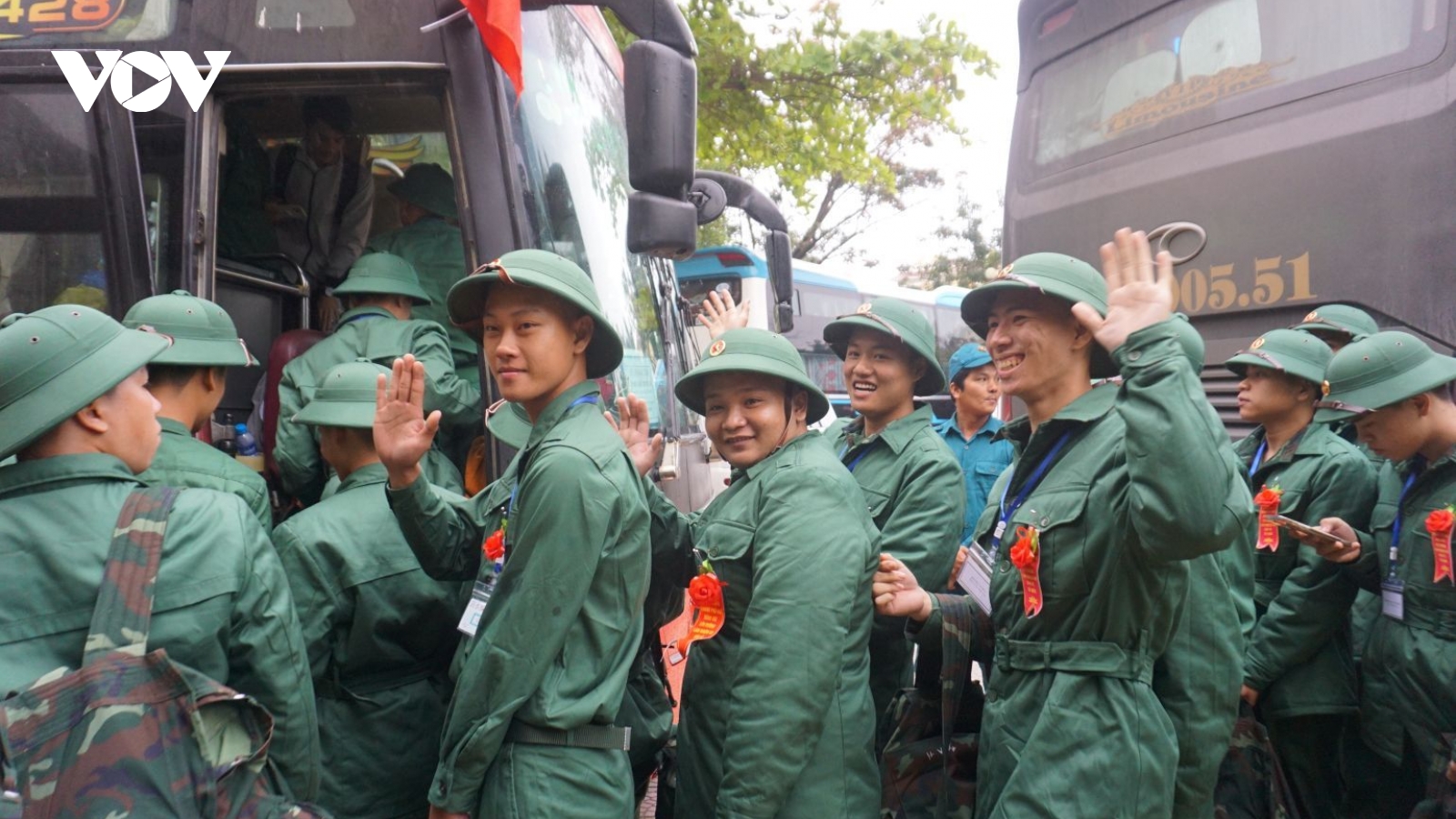 Tuổi trẻ cả nước nô nức lên đường nhập ngũ