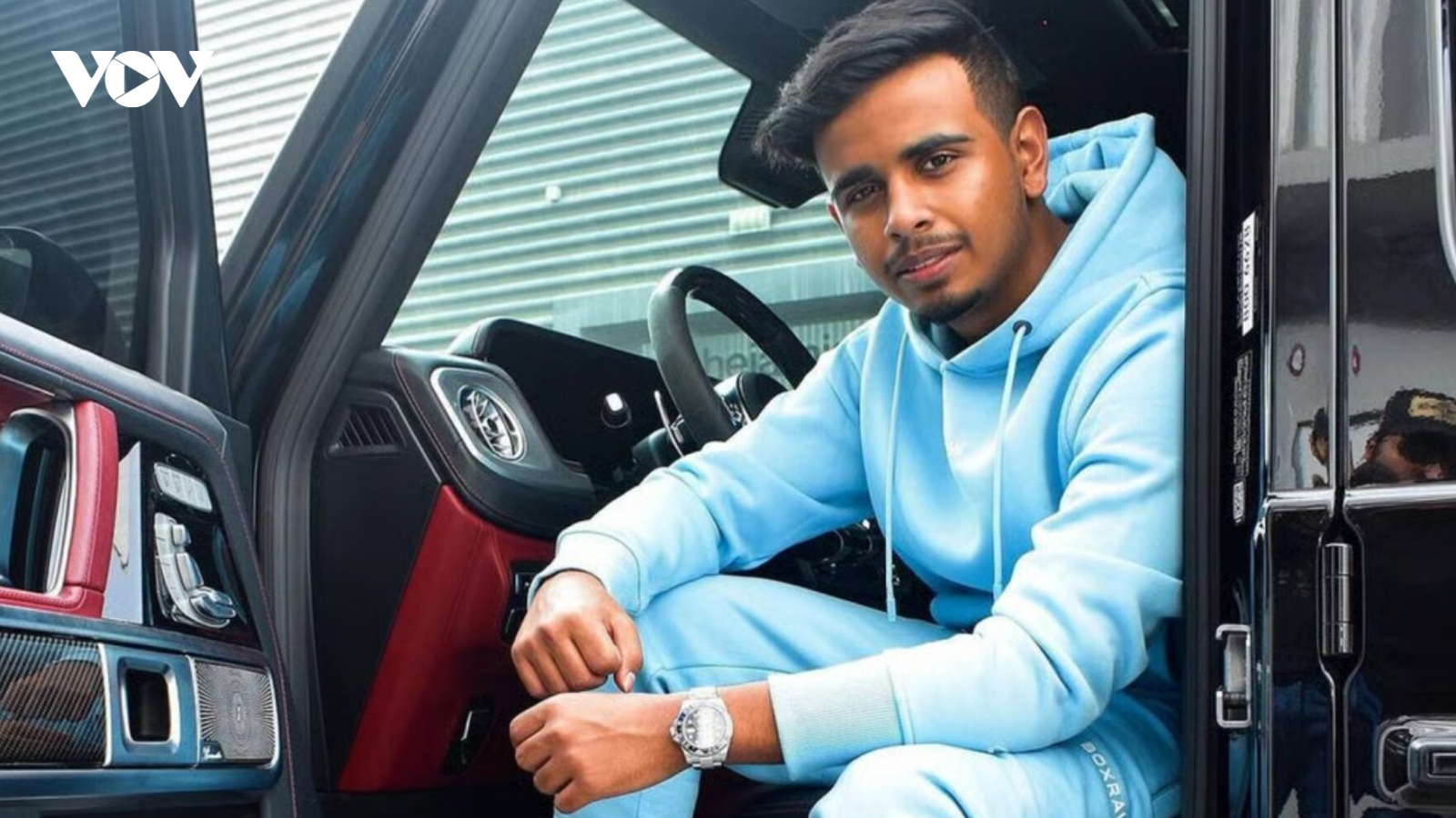 Rich kid Dubai: 16 tuổi được tặng siêu xe, nuôi thú hoang trong nhà, giờ ra sao?