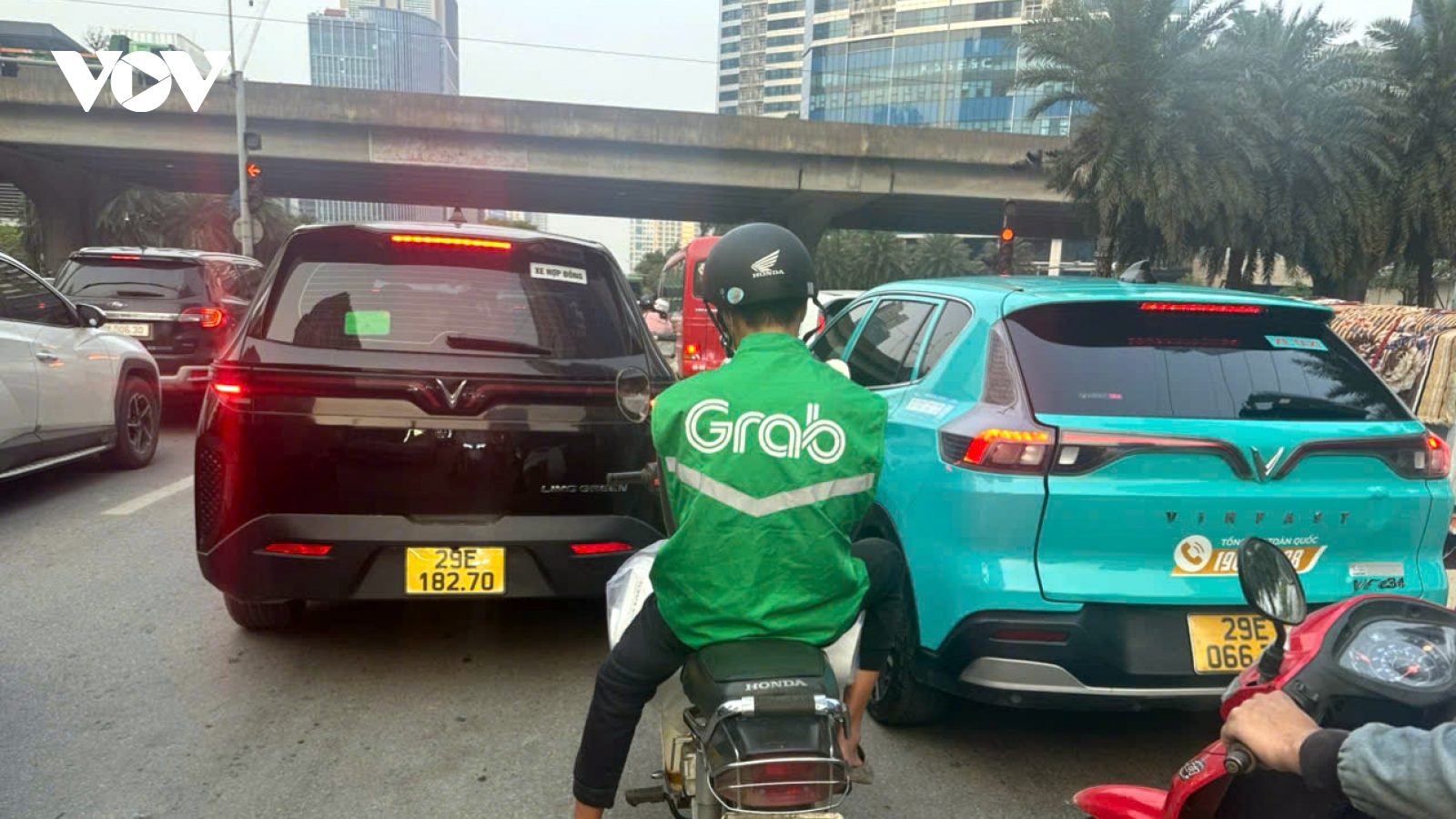 Giá xăng tăng cao, các hãng xe công nghệ tìm cách giữ chân tài xế, khách hàng