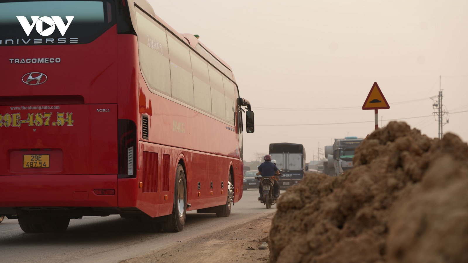 Quốc lộ 6 Ba La-Xuân Mai đất đá tràn lòng đường, bẫy tai nạn rình rập