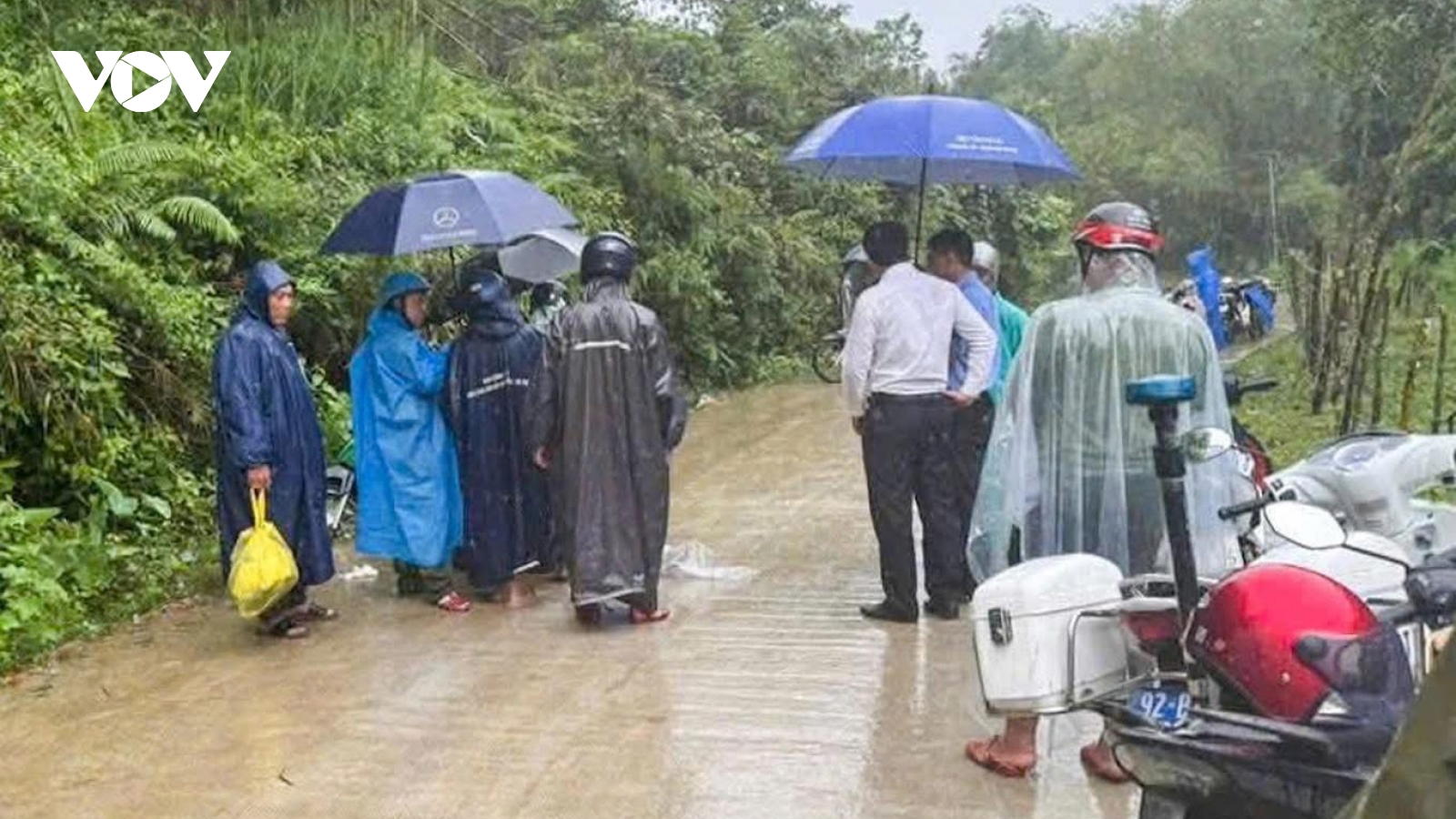 Áo mưa cuốn vào bánh xe, phụ nữ 25 tuổi mất lái ngã tử vong